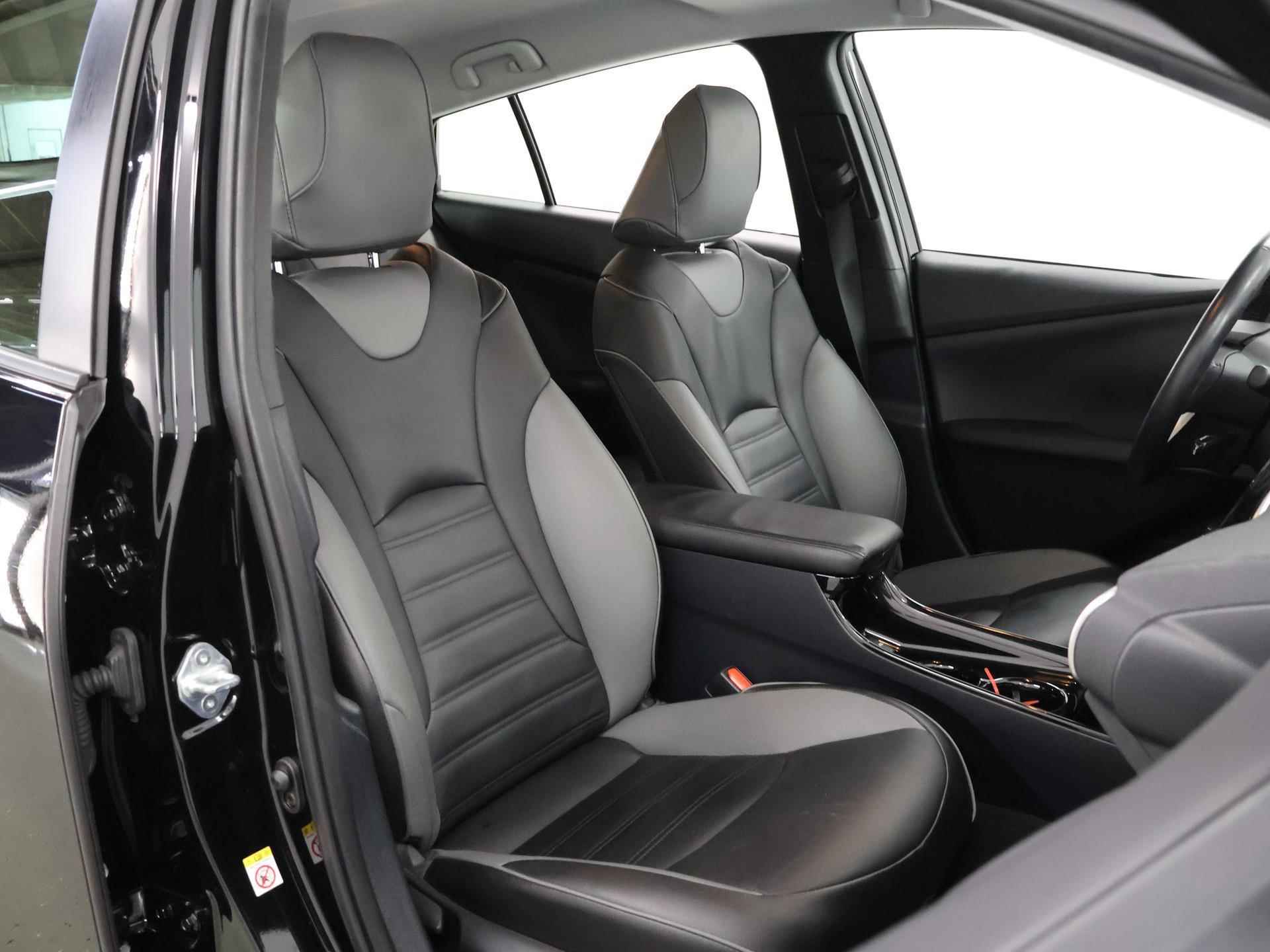 Toyota Prius 1.8 Black Edition | Navigatie | Leder | Stoelverkoeling & Verwarming | Climate Control | Dodehoekdetectie | Parkeercamera | DAB | - 11/41
