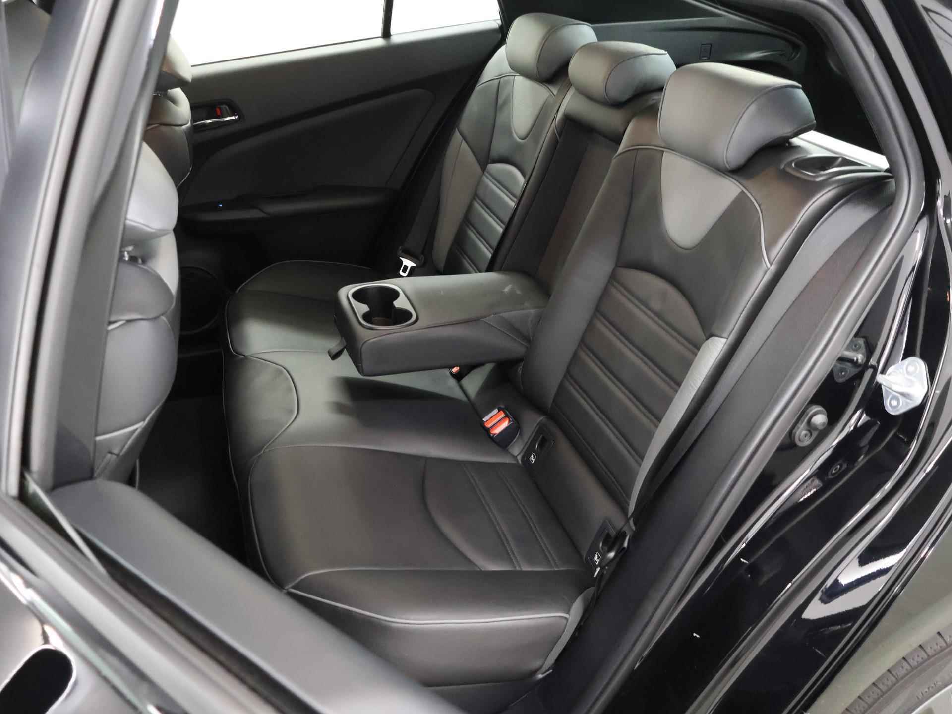 Toyota Prius 1.8 Black Edition | Navigatie | Leder | Stoelverkoeling & Verwarming | Climate Control | Dodehoekdetectie | Parkeercamera | DAB | - 12/41