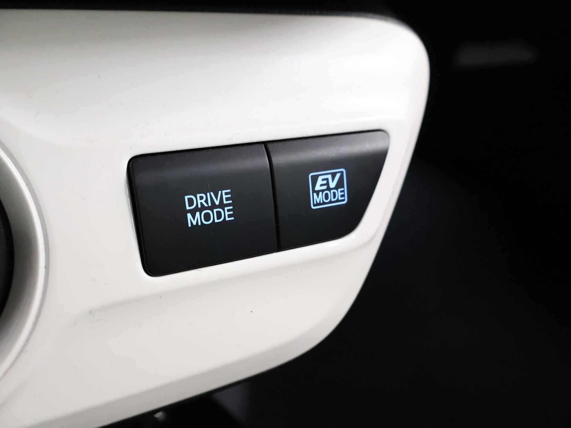 Toyota Prius 1.8 Black Edition | Navigatie | Leder | Stoelverkoeling & Verwarming | Climate Control | Dodehoekdetectie | Parkeercamera | DAB | - 22/41
