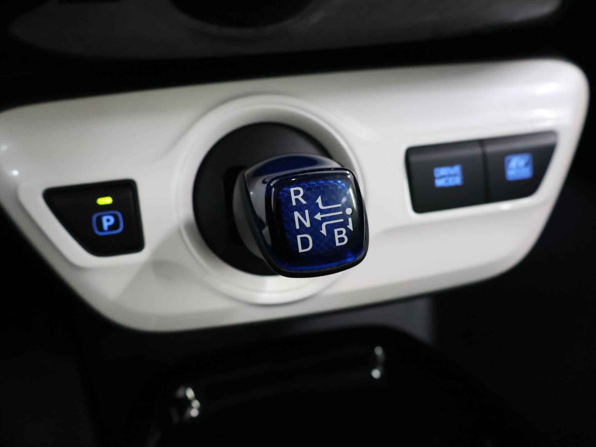 Toyota Prius 1.8 Black Edition | Navigatie | Leder | Stoelverkoeling & Verwarming | Climate Control | Dodehoekdetectie | Parkeercamera | DAB | - 26/41