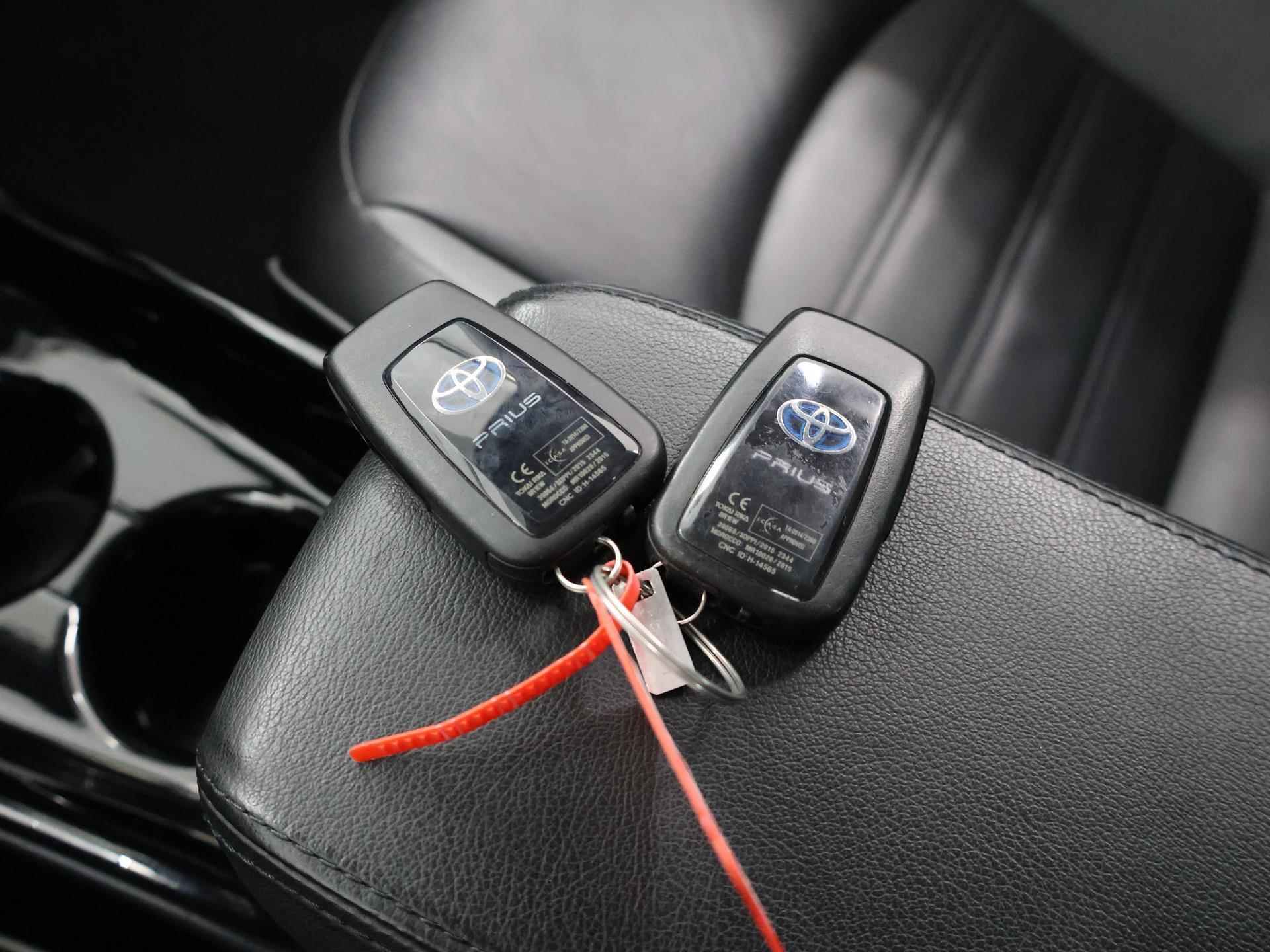 Toyota Prius 1.8 Black Edition | Navigatie | Leder | Stoelverkoeling & Verwarming | Climate Control | Dodehoekdetectie | Parkeercamera | DAB | - 27/41