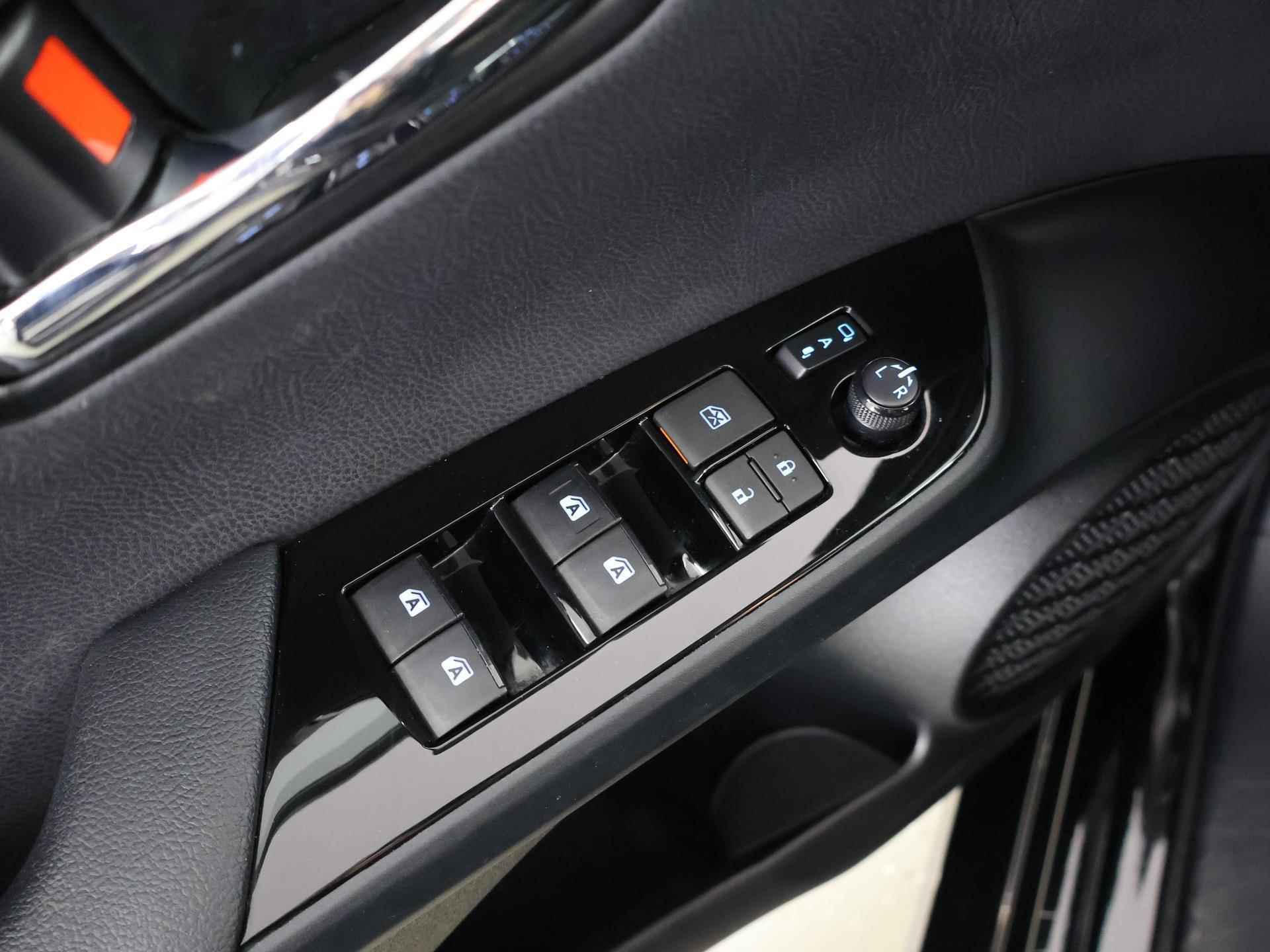 Toyota Prius 1.8 Black Edition | Navigatie | Leder | Stoelverkoeling & Verwarming | Climate Control | Dodehoekdetectie | Parkeercamera | DAB | - 35/41