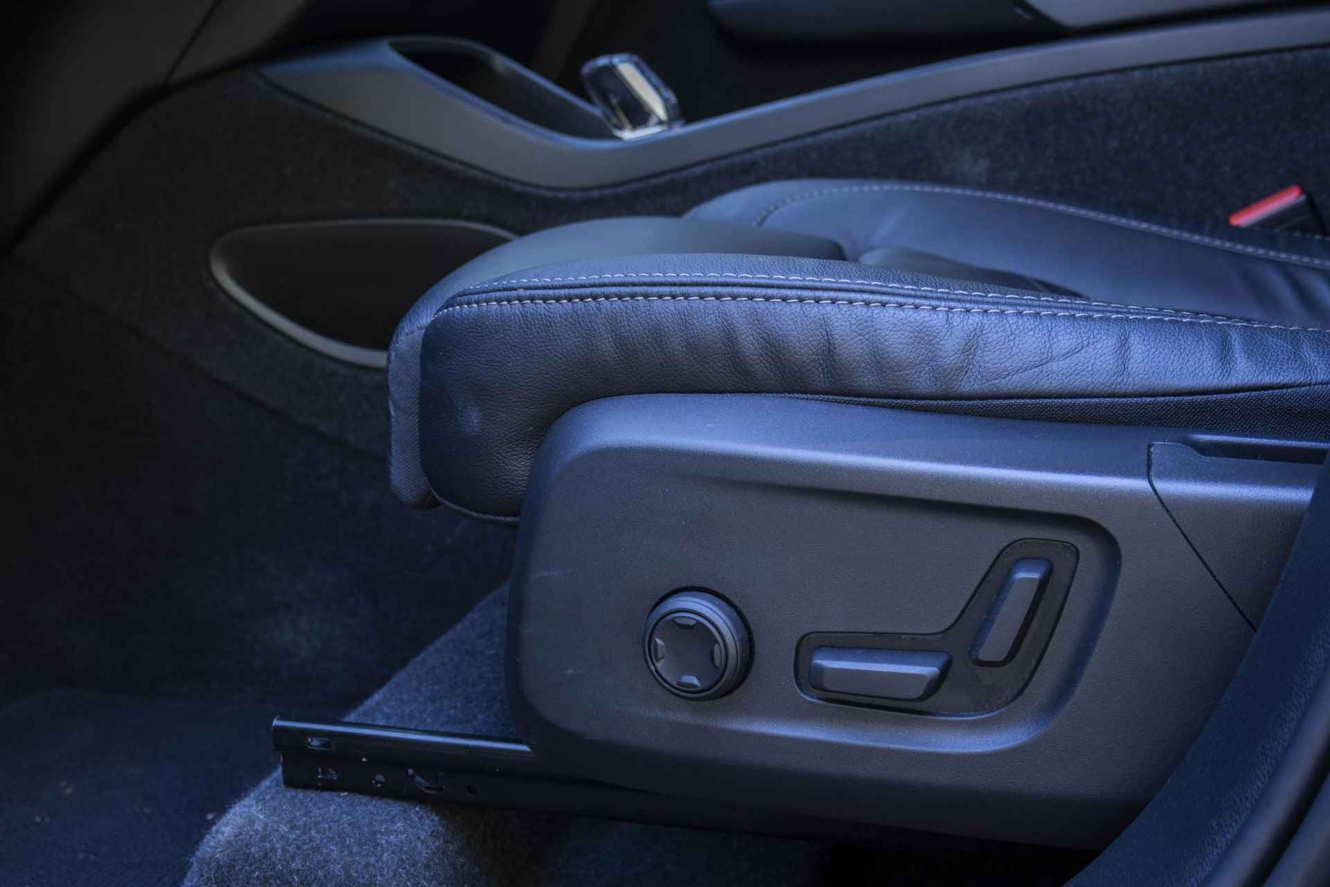 Volvo XC40 T5 Automaat Recharge Plus Dark | Lederen interieur | Parkeercamera | Park Assist voor en achter | Premium Audio by Harman Kardon | Elektrisch bedienbare voorstoelen| Interieur voorverwarming - 14/31