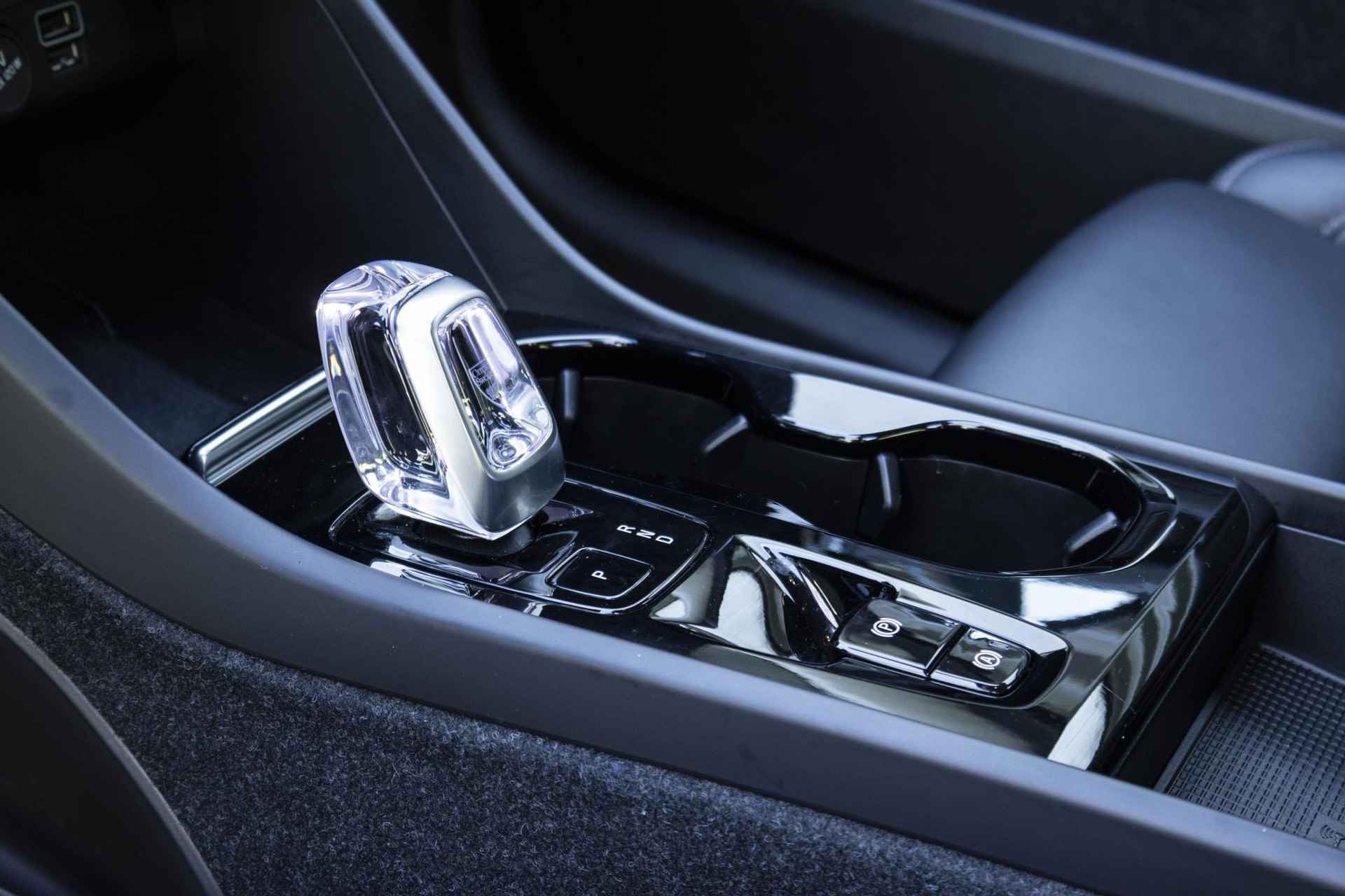 Volvo XC40 T5 Automaat Recharge Plus Dark | Lederen interieur | Parkeercamera | Park Assist voor en achter | Premium Audio by Harman Kardon | Elektrisch bedienbare voorstoelen| Interieur voorverwarming - 21/31