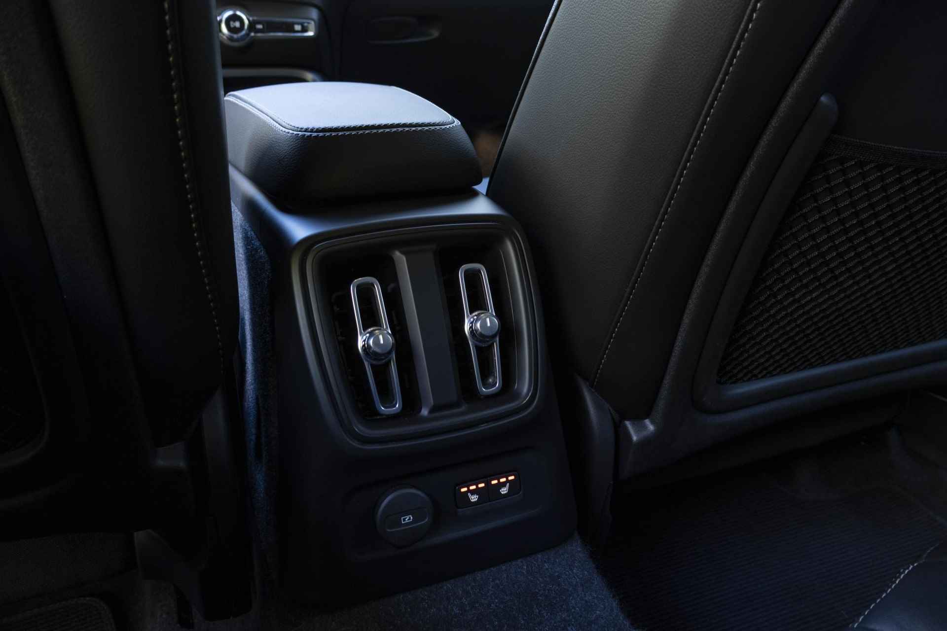 Volvo XC40 T5 Automaat Recharge Plus Dark | Lederen interieur | Parkeercamera | Park Assist voor en achter | Premium Audio by Harman Kardon | Elektrisch bedienbare voorstoelen| Interieur voorverwarming - 25/31