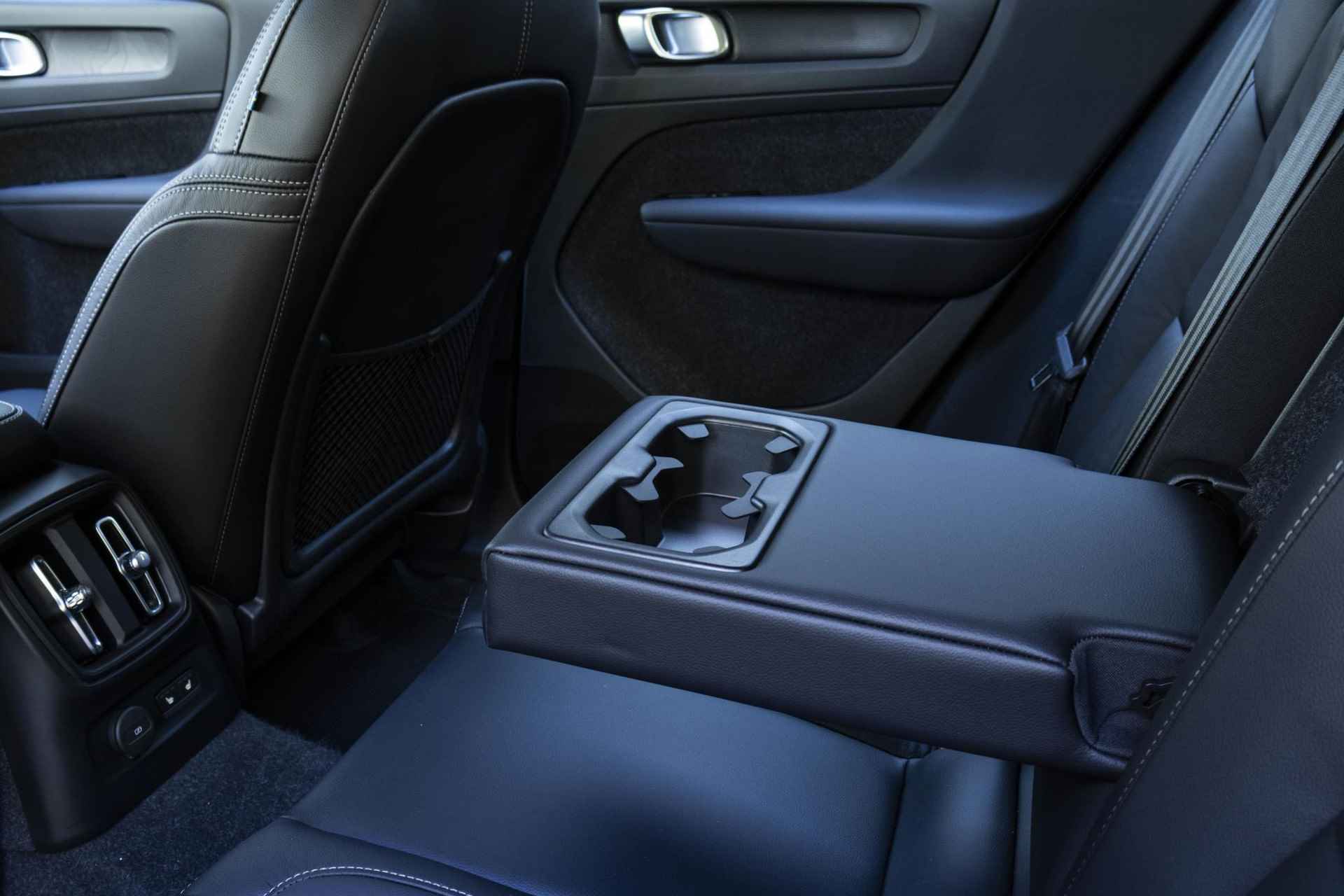 Volvo XC40 T5 Automaat Recharge Plus Dark | Lederen interieur | Parkeercamera | Park Assist voor en achter | Premium Audio by Harman Kardon | Elektrisch bedienbare voorstoelen| Interieur voorverwarming - 26/31