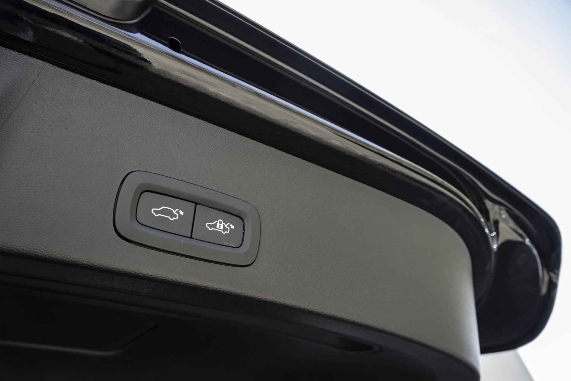 Volvo XC40 T5 Automaat Recharge Plus Dark | Lederen interieur | Parkeercamera | Park Assist voor en achter | Premium Audio by Harman Kardon | Elektrisch bedienbare voorstoelen| Interieur voorverwarming - 28/31