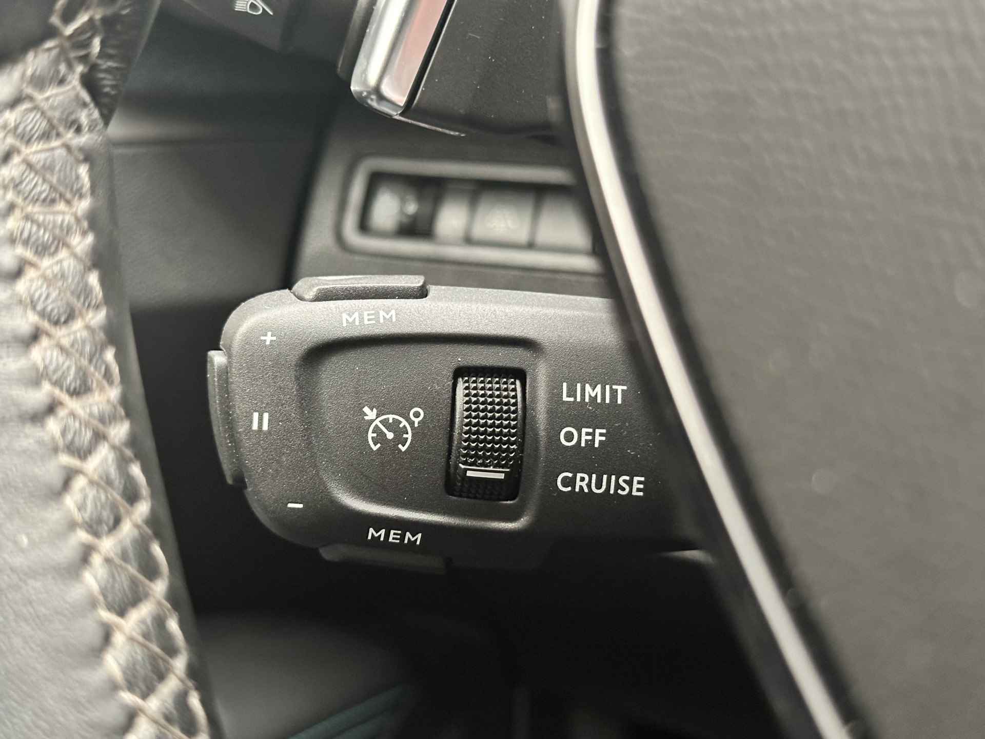 Peugeot 3008 Allure Pack Business HYbrid 225PK | Camera | Navigatie | Stoelverwarming | Elek. Achterklep | Parkeersensoren | Apple/Android Carplay | Chroom | 17" Lichtmetaal | Getint Glas | LED | Cruise | Clima - 12/31