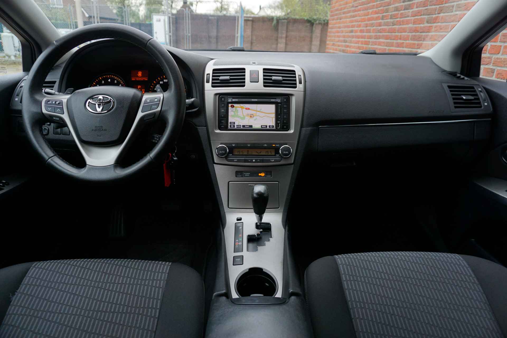 Toyota Avensis wagon 1.8 VVTi 147PK Business Cruise Ctrl | Camera | Trekhaak *All in prijs* - 8/30