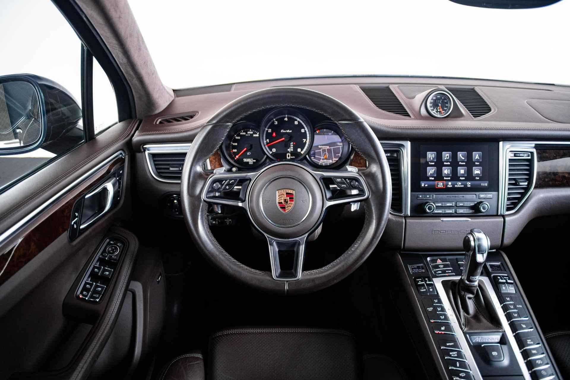 Porsche Macan 3.6 Turbo Trekhaak - Panoramadak - Stuurbekrachtiging Plus - Sport Chrono Pakket - Interieurvoorverwarming - Stoelverwarming voor/achter - Cruise Control - BOSE - Park assistent voor/achter - - 15/70