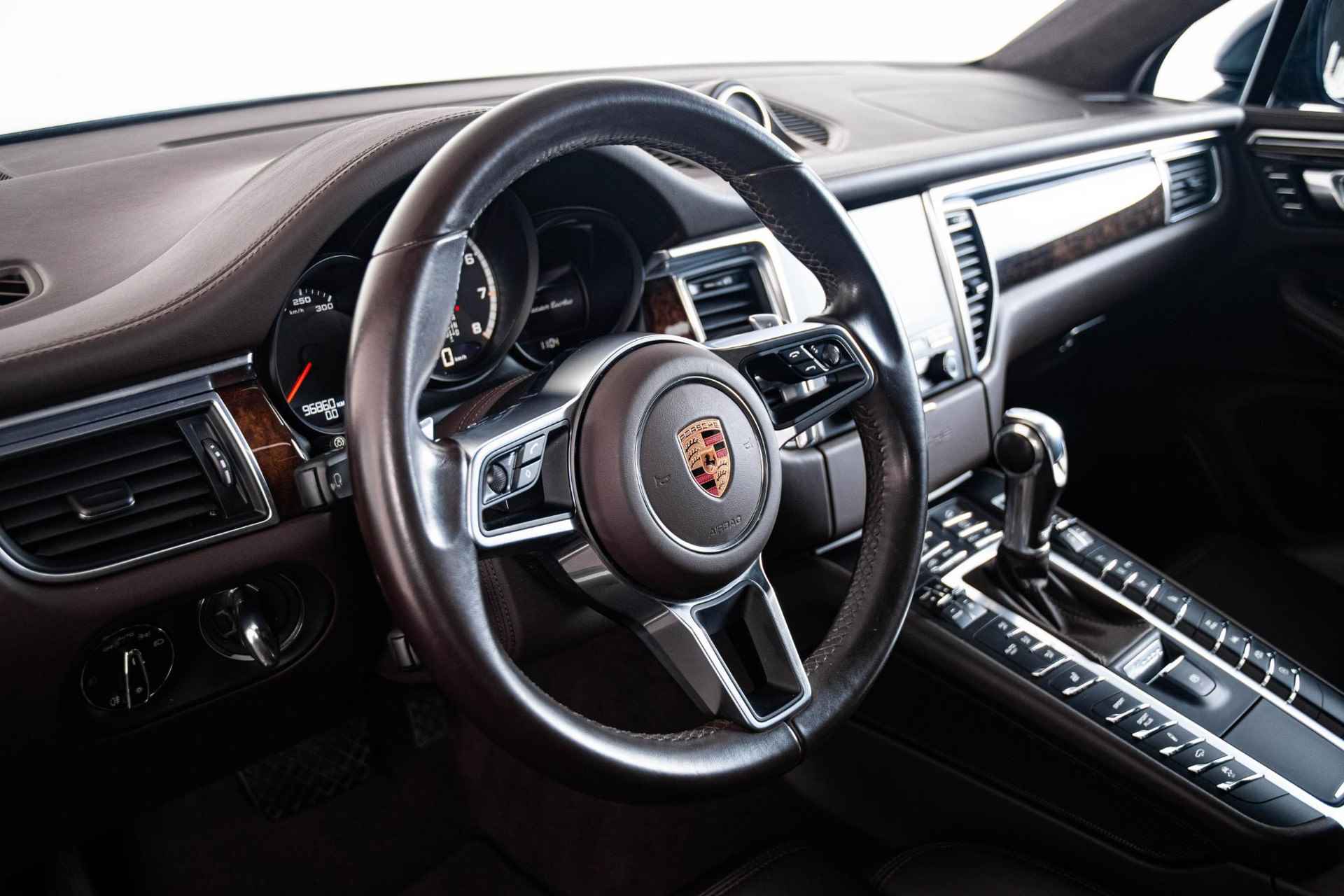 Porsche Macan 3.6 Turbo Trekhaak - Panoramadak - Stuurbekrachtiging Plus - Sport Chrono Pakket - Interieurvoorverwarming - Stoelverwarming voor/achter - Cruise Control - BOSE - Park assistent voor/achter - - 30/70