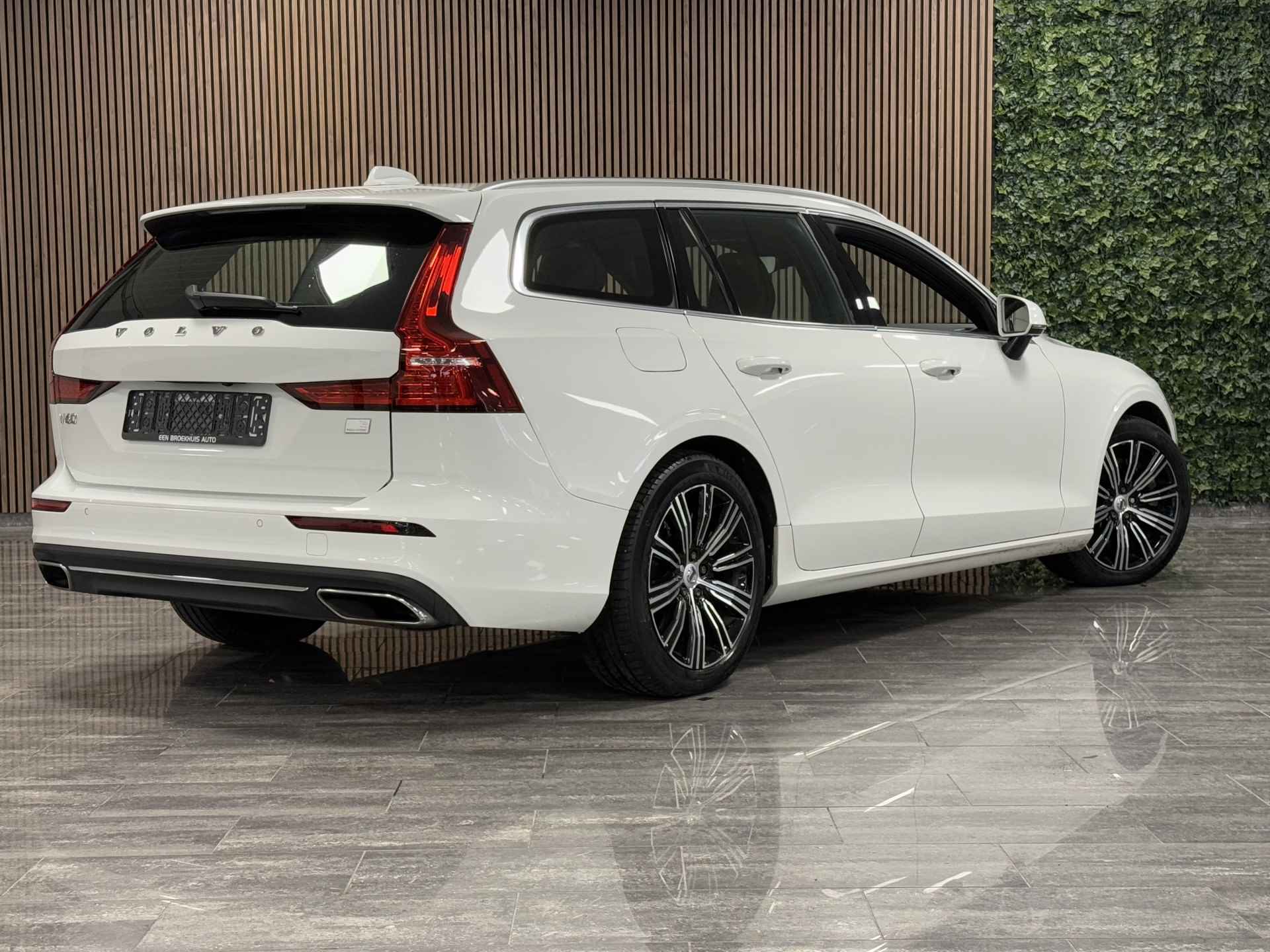 Volvo V60 T6 AWD Recharge Inscription | Schuifdak | Trekhaak | 360° Camera | Adaptieve Cruise Control | Standkachel met Volvo On Call App - 2/34