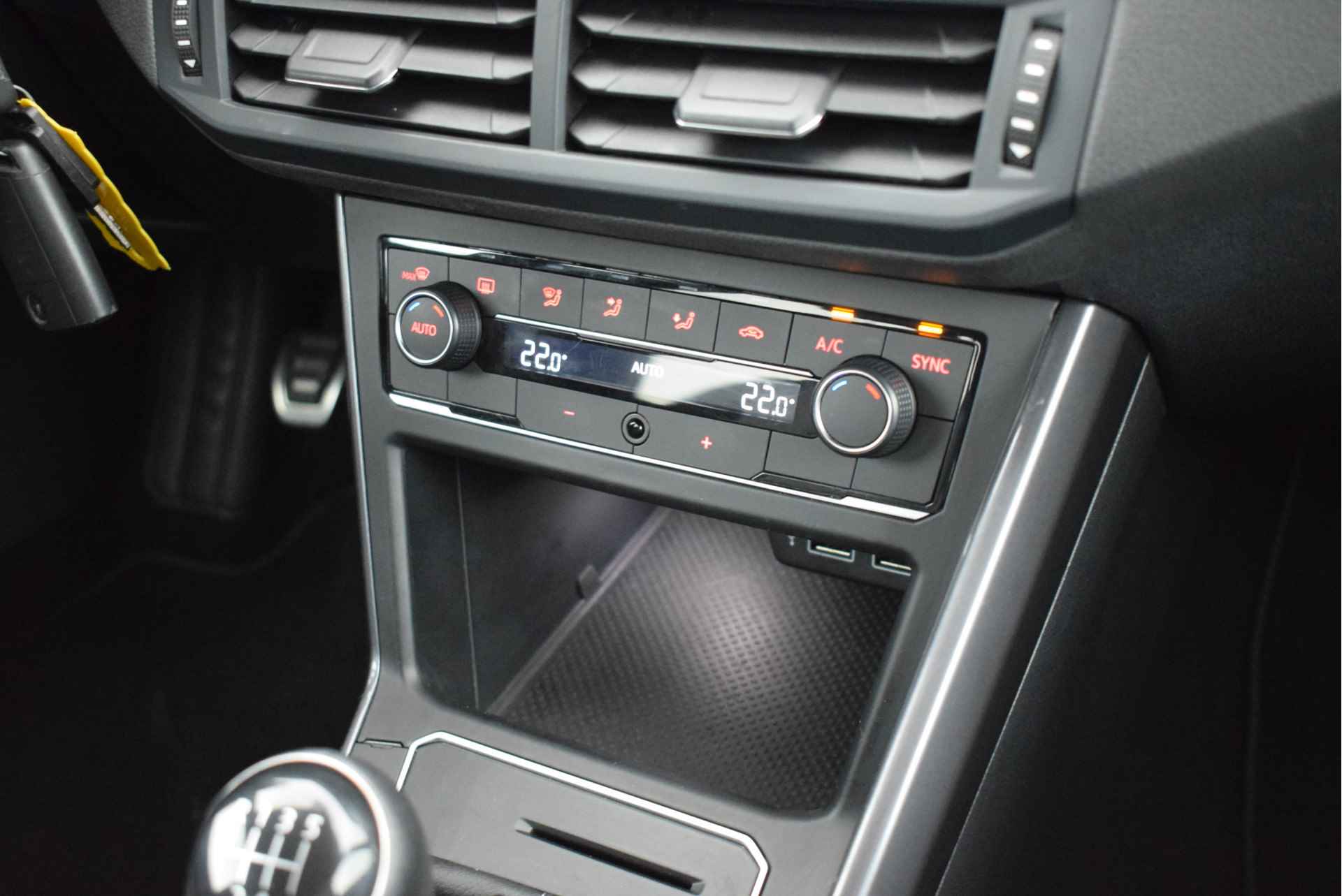 Volkswagen Polo 1.0 TSI 116pk H6 2x R-Line Trekhaak Camera Virtual Cockpit Beats Led Navigatie - 30/45