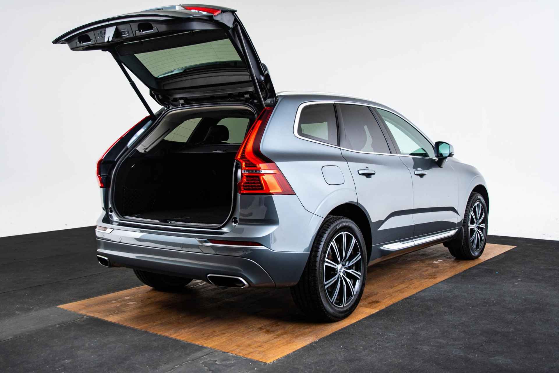 Volvo XC60 2.0 T5 Inscription Getint glas - Verwarmbare stuurwiel - Verwarmbare stoelen achter - Verwarmbare Ruitenwissers - Park Assist achter - Sensus Navigatie - High Beam koplampen - Smarthphone integratie - - 12/63