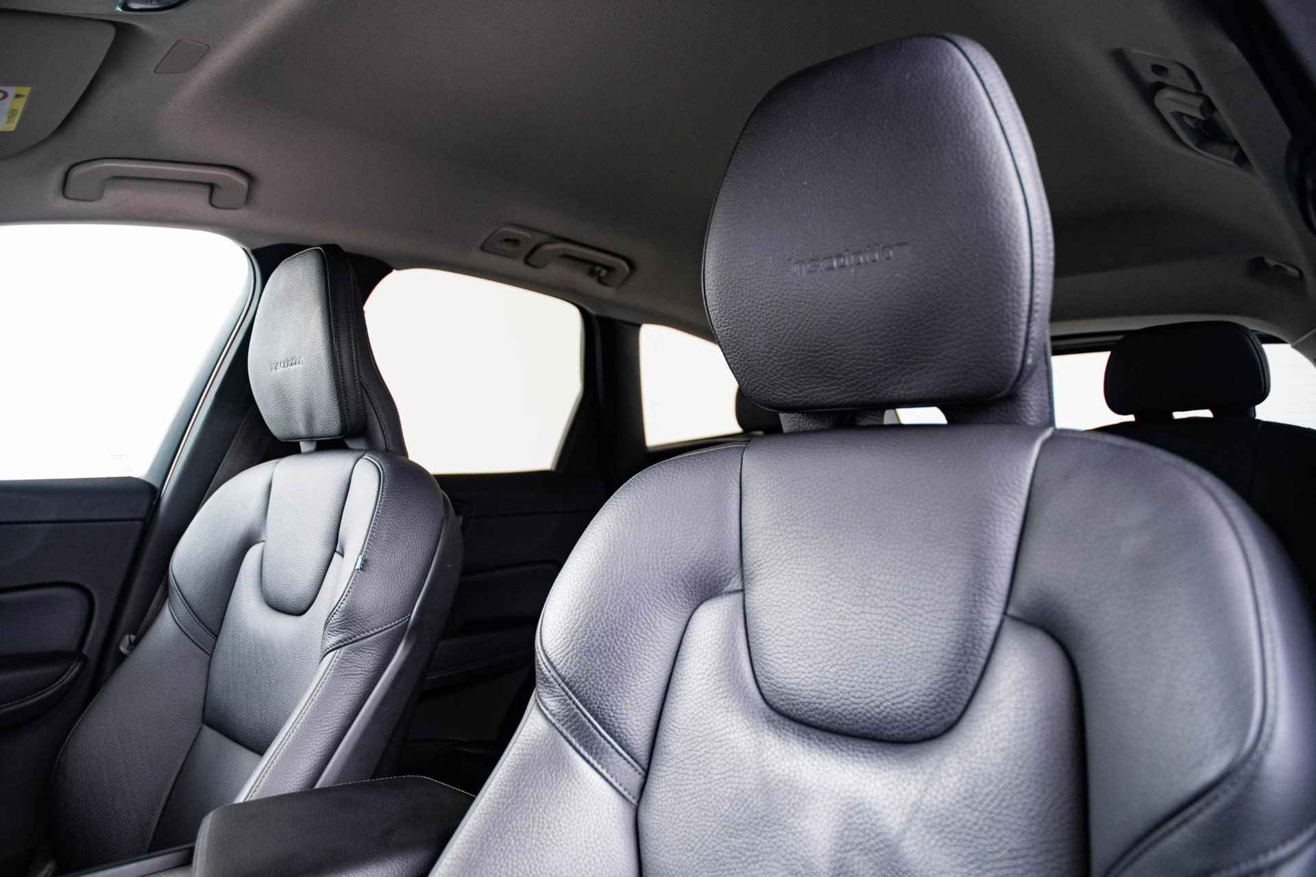 Volvo XC60 2.0 T5 Inscription Getint glas - Verwarmbare stuurwiel - Verwarmbare stoelen achter - Verwarmbare Ruitenwissers - Park Assist achter - Sensus Navigatie - High Beam koplampen - Smarthphone integratie - - 19/63