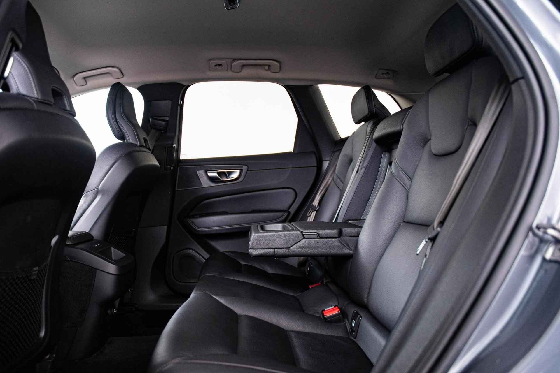 Volvo XC60 2.0 T5 Inscription Getint glas - Verwarmbare stuurwiel - Verwarmbare stoelen achter - Verwarmbare Ruitenwissers - Park Assist achter - Sensus Navigatie - High Beam koplampen - Smarthphone integratie - - 21/63