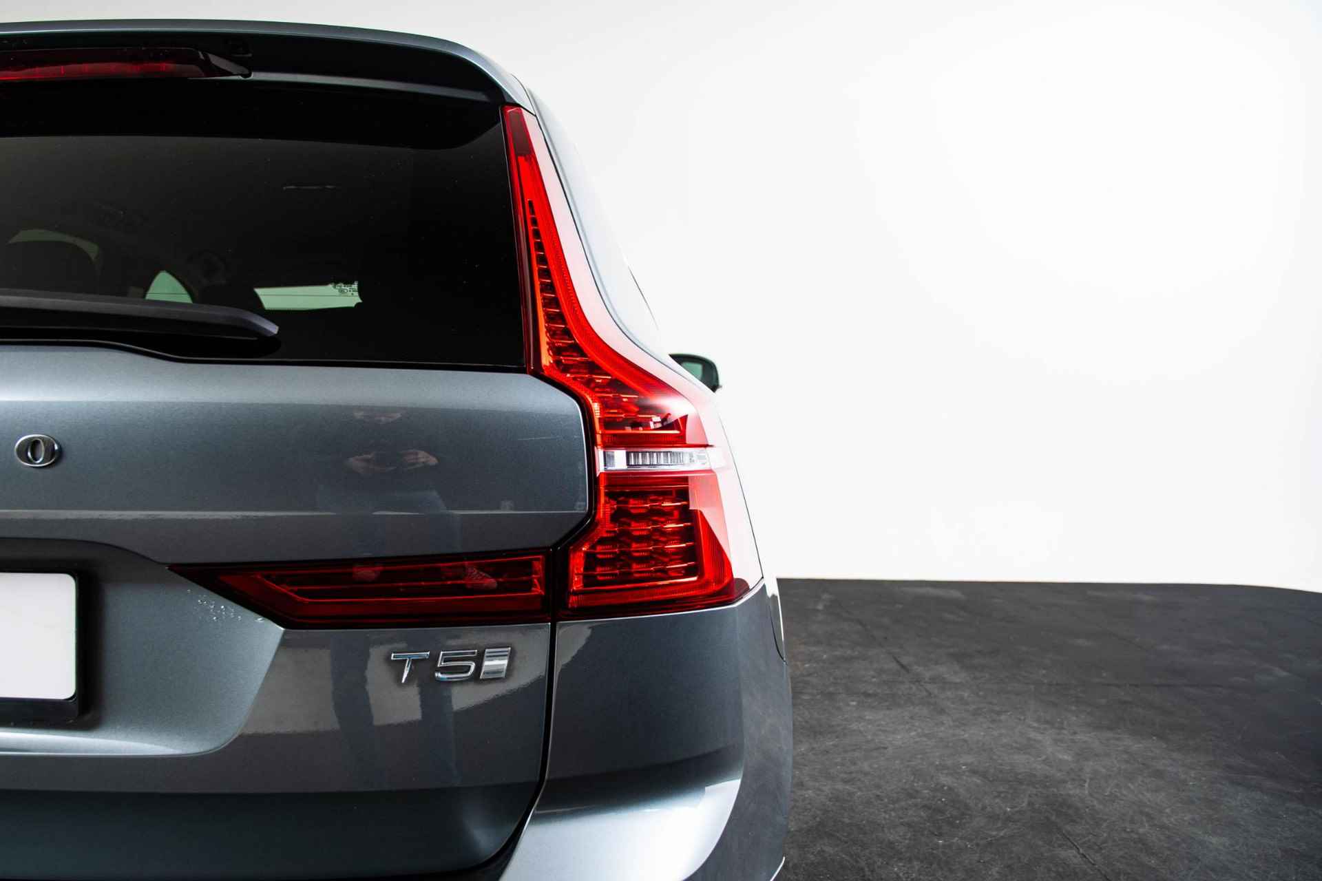 Volvo XC60 2.0 T5 Inscription Getint glas - Verwarmbare stuurwiel - Verwarmbare stoelen achter - Verwarmbare Ruitenwissers - Park Assist achter - Sensus Navigatie - High Beam koplampen - Smarthphone integratie - - 39/63