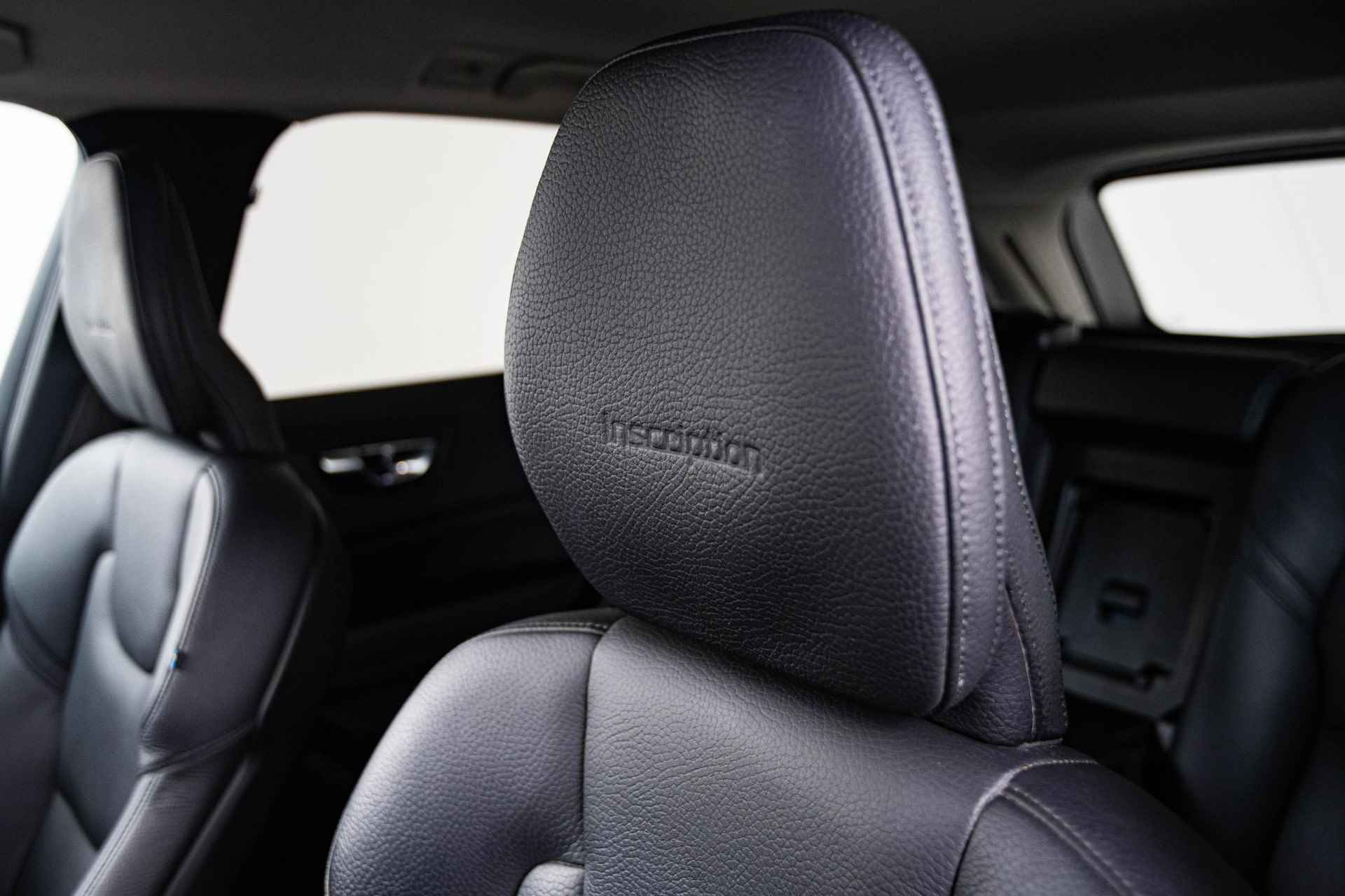 Volvo XC60 2.0 T5 Inscription Getint glas - Verwarmbare stuurwiel - Verwarmbare stoelen achter - Verwarmbare Ruitenwissers - Park Assist achter - Sensus Navigatie - High Beam koplampen - Smarthphone integratie - - 41/63