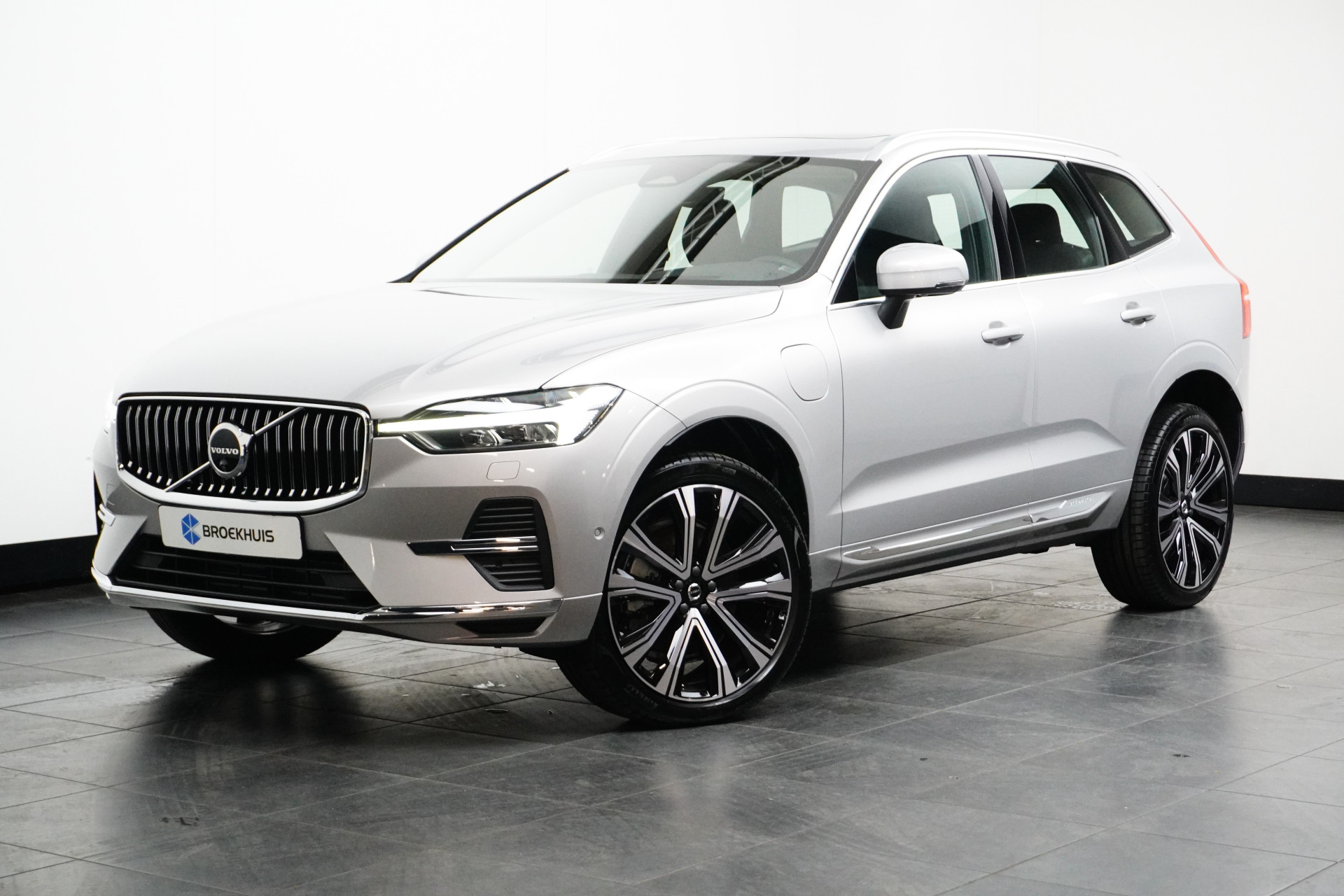 Volvo XC60 T6 Ultimate Bright | Panoramadak | Luchtvering | 360 camera | Leder | 21'' Lichtmetalen velgen | Stoel en Stuurwiel verwarming |