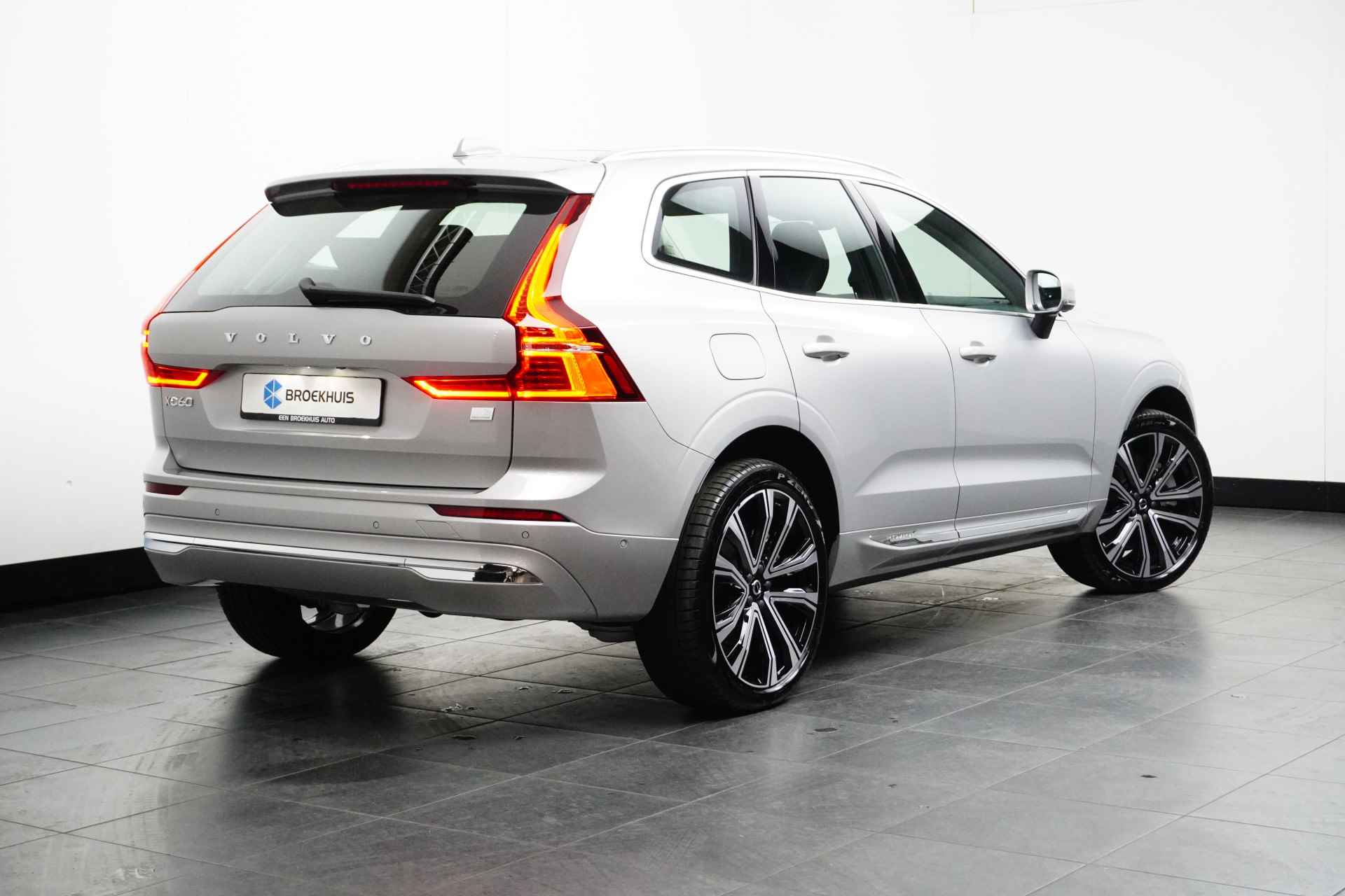 Volvo XC60 T6 Ultimate Bright | Panoramadak | Luchtvering | 360 camera | Leder | 21'' Lichtmetalen velgen | Stoel en Stuurwiel verwarming | - 5/35