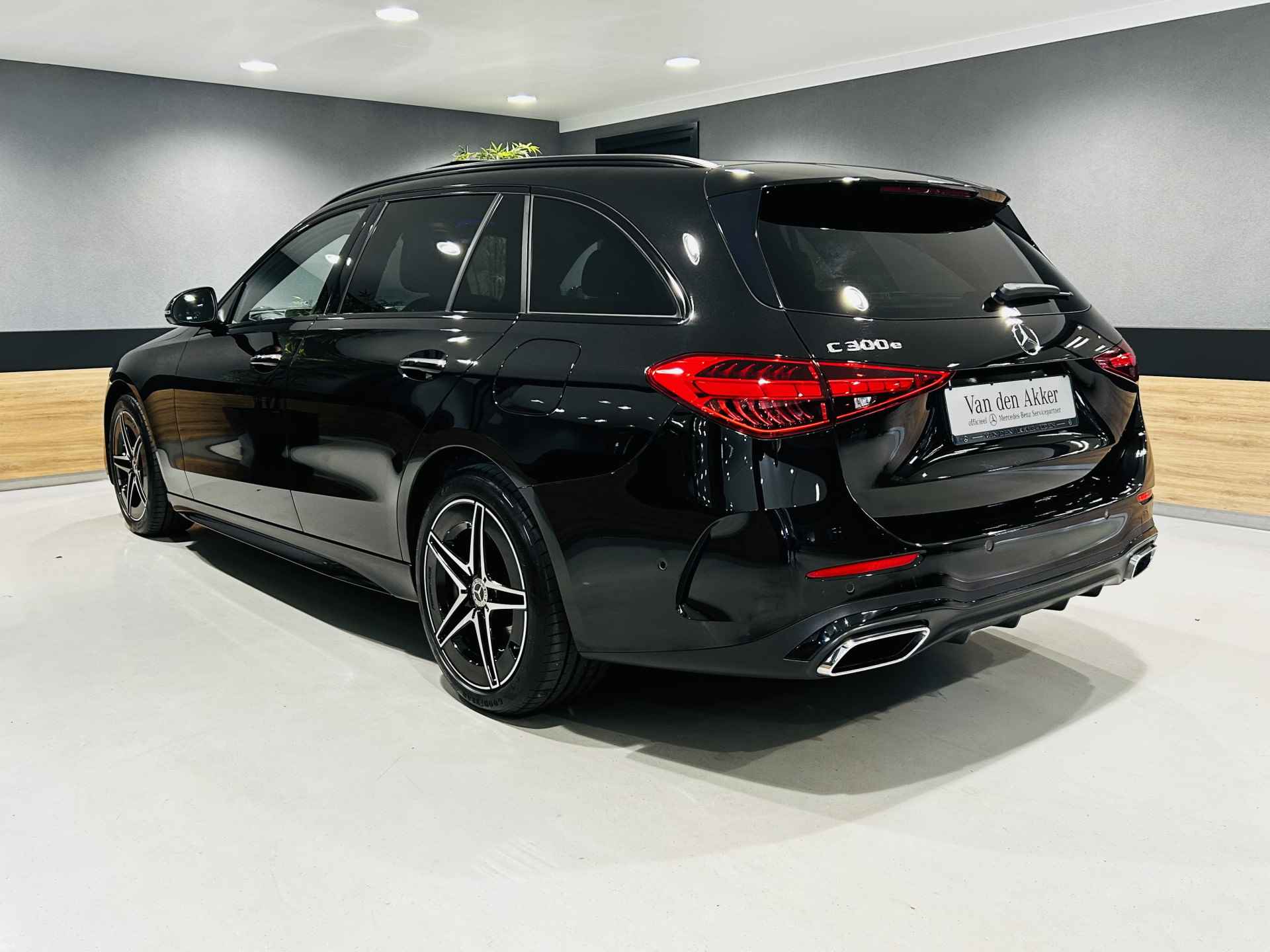 Mercedes-Benz C-Klasse Estate 300e AMG // Panoramadak // 360 Camera // Memory Stoelen // Headup display // Nightpakket // Alarm // Digital Light - 4/45