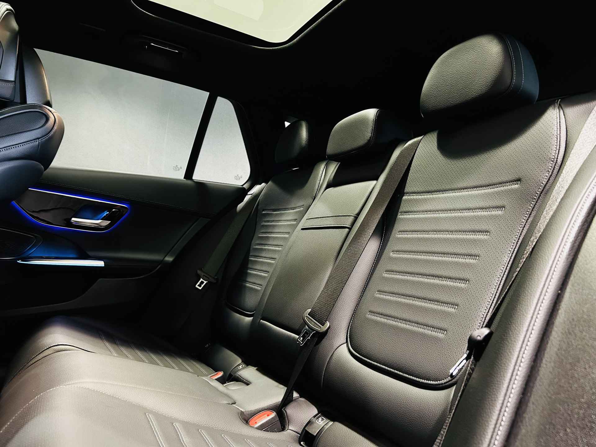 Mercedes-Benz C-Klasse Estate 300e AMG // Panoramadak // 360 Camera // Memory Stoelen // Headup display // Nightpakket // Alarm // Digital Light - 13/45