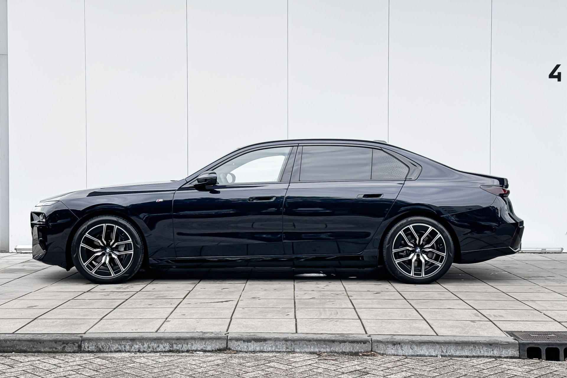 BMW i7 xDrive60 106 kWh Integrale Active Besturing / Panorama Skylounge / Zonnerol Gordijn / Getinte Ramen Achter / Stoelventilatie Voor & Achter / Multifunctionele Stoelen Achter / Massage Functie Voor & Achter / Driving Assistant Prof / Parking Assistant Prof / Warmte Comfort Pakket - 2/34