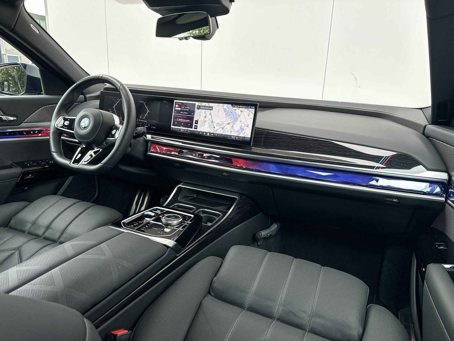 BMW i7 xDrive60 106 kWh Integrale Active Besturing / Panorama Skylounge / Zonnerol Gordijn / Getinte Ramen Achter / Stoelventilatie Voor & Achter / Multifunctionele Stoelen Achter / Massage Functie Voor & Achter / Driving Assistant Prof / Parking Assistant Prof / Warmte Comfort Pakket - 19/34