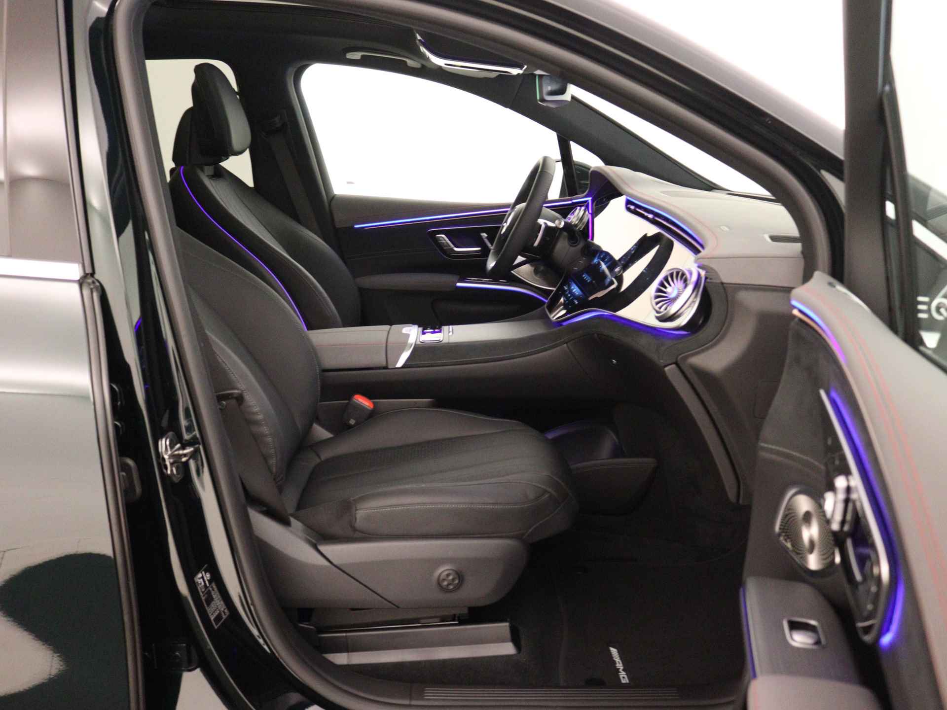 Mercedes-Benz EQS SUV 450 4MATIC AMG Line 7p 108 kWh | Premium Plus pakket | Burmester® 3D-Surround sound system | Trekhaak | USB-pakket plus | Rij-assistentiepakket Plus | ENERGIZING-pakket | Stoelventilatie/-verwarming voorstoelen | - 27/40