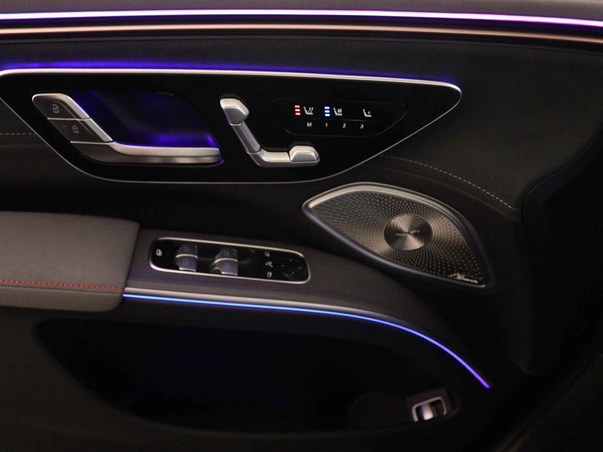 Mercedes-Benz EQS SUV 450 4MATIC AMG Line 7p 108 kWh | Premium Plus pakket | Burmester® 3D-Surround sound system | Trekhaak | USB-pakket plus | Rij-assistentiepakket Plus | ENERGIZING-pakket | Stoelventilatie/-verwarming voorstoelen | - 30/40