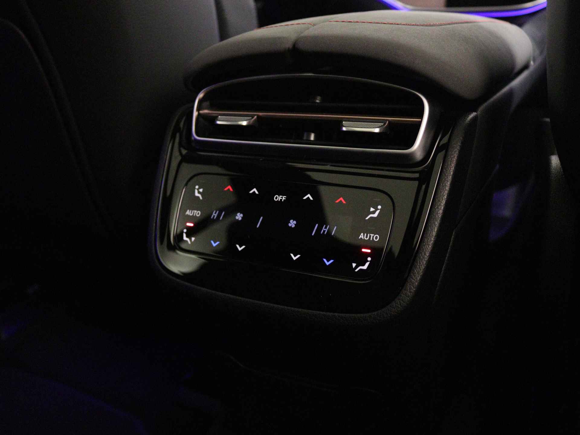 Mercedes-Benz EQS SUV 450 4MATIC AMG Line 7p 108 kWh | Premium Plus pakket | Burmester® 3D-Surround sound system | Trekhaak | USB-pakket plus | Rij-assistentiepakket Plus | ENERGIZING-pakket | Stoelventilatie/-verwarming voorstoelen | - 33/40