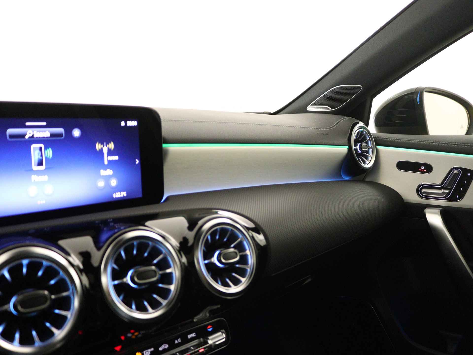 Mercedes-Benz A-Klasse A35 AMG 4MATIC | AMG Nightpakket | Smartphone-integratie | AMG Aerodynamica pakket | Panoramaschuifdak | Burmester surround sound system | Extra USB-poorten | Sfeerverlichting | - 7/40
