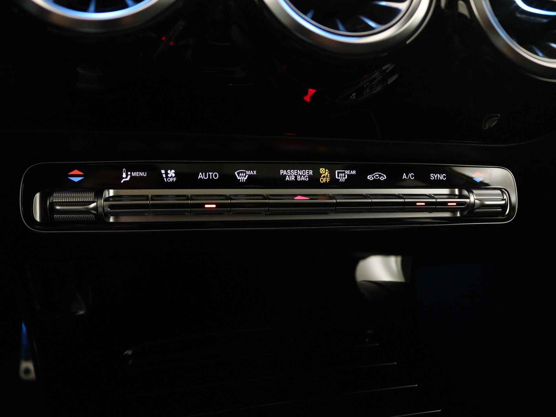 Mercedes-Benz A-Klasse A35 AMG 4MATIC | AMG Nightpakket | Smartphone-integratie | AMG Aerodynamica pakket | Panoramaschuifdak | Burmester surround sound system | Extra USB-poorten | Sfeerverlichting | - 8/40