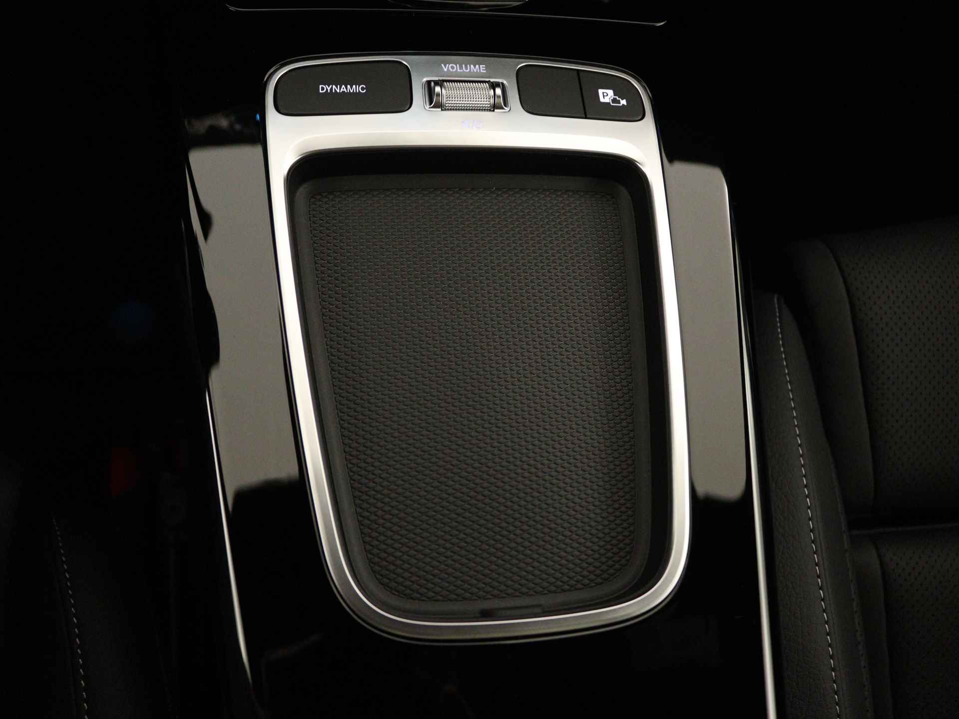 Mercedes-Benz A-Klasse A35 AMG 4MATIC | AMG Nightpakket | Smartphone-integratie | AMG Aerodynamica pakket | Panoramaschuifdak | Burmester surround sound system | Extra USB-poorten | Sfeerverlichting | - 10/40