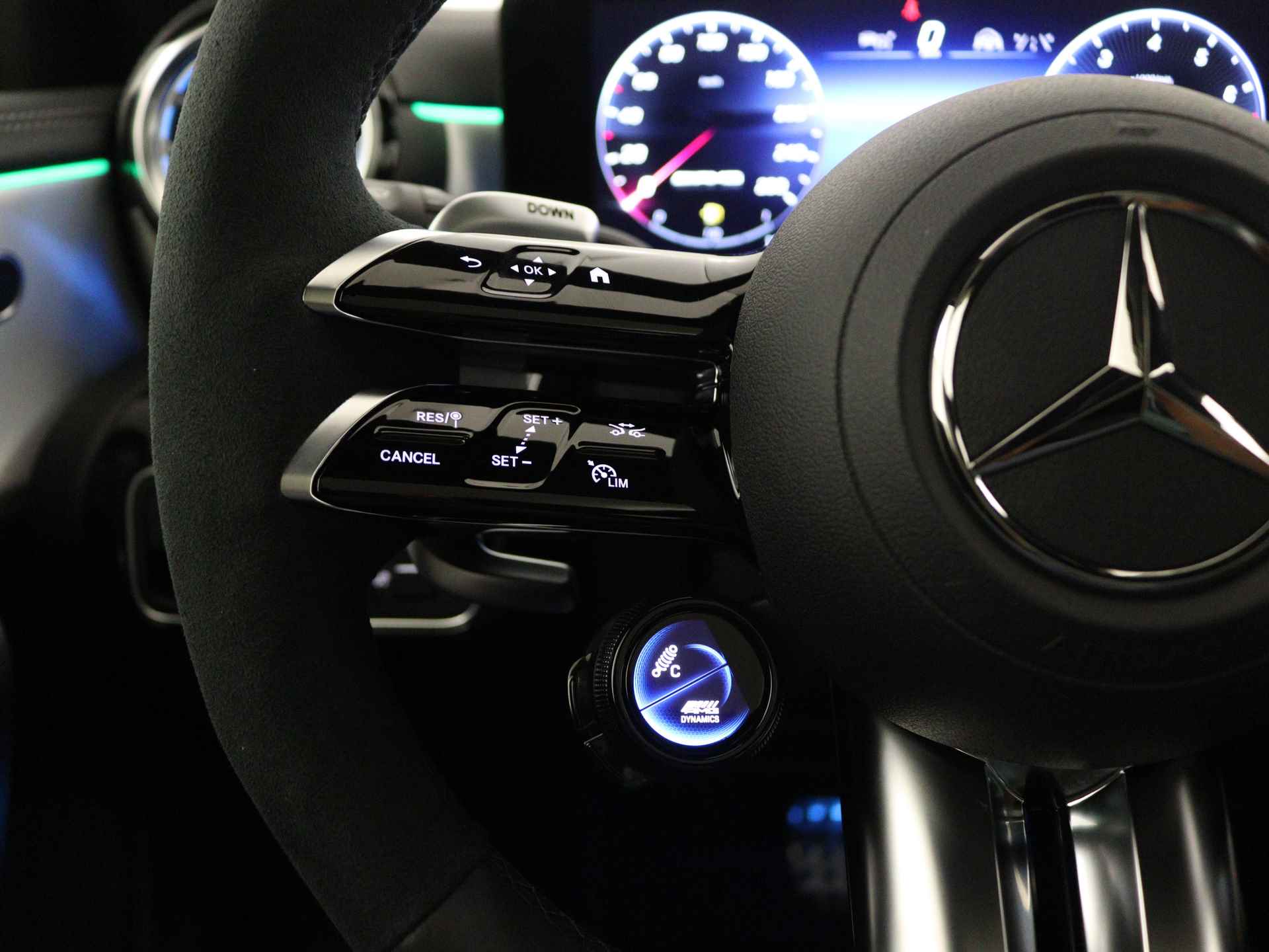 Mercedes-Benz A-Klasse A35 AMG 4MATIC | AMG Nightpakket | Smartphone-integratie | AMG Aerodynamica pakket | Panoramaschuifdak | Burmester surround sound system | Extra USB-poorten | Sfeerverlichting | - 19/40
