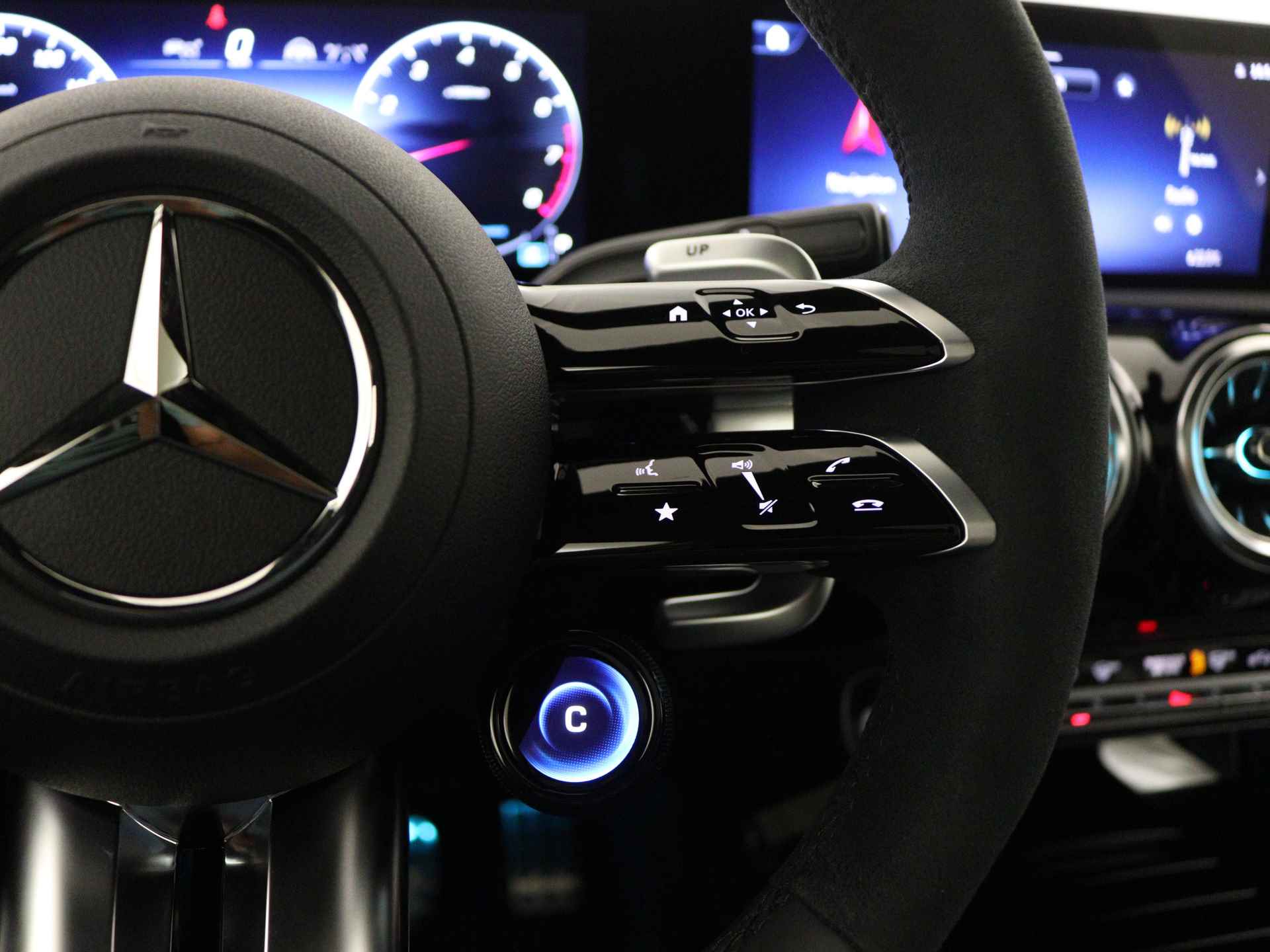 Mercedes-Benz A-Klasse A35 AMG 4MATIC | AMG Nightpakket | Smartphone-integratie | AMG Aerodynamica pakket | Panoramaschuifdak | Burmester surround sound system | Extra USB-poorten | Sfeerverlichting | - 20/40