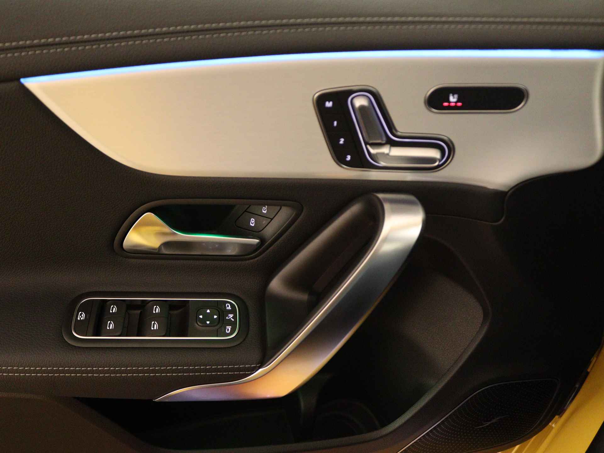 Mercedes-Benz A-Klasse A35 AMG 4MATIC | AMG Nightpakket | Smartphone-integratie | AMG Aerodynamica pakket | Panoramaschuifdak | Burmester surround sound system | Extra USB-poorten | Sfeerverlichting | - 28/40