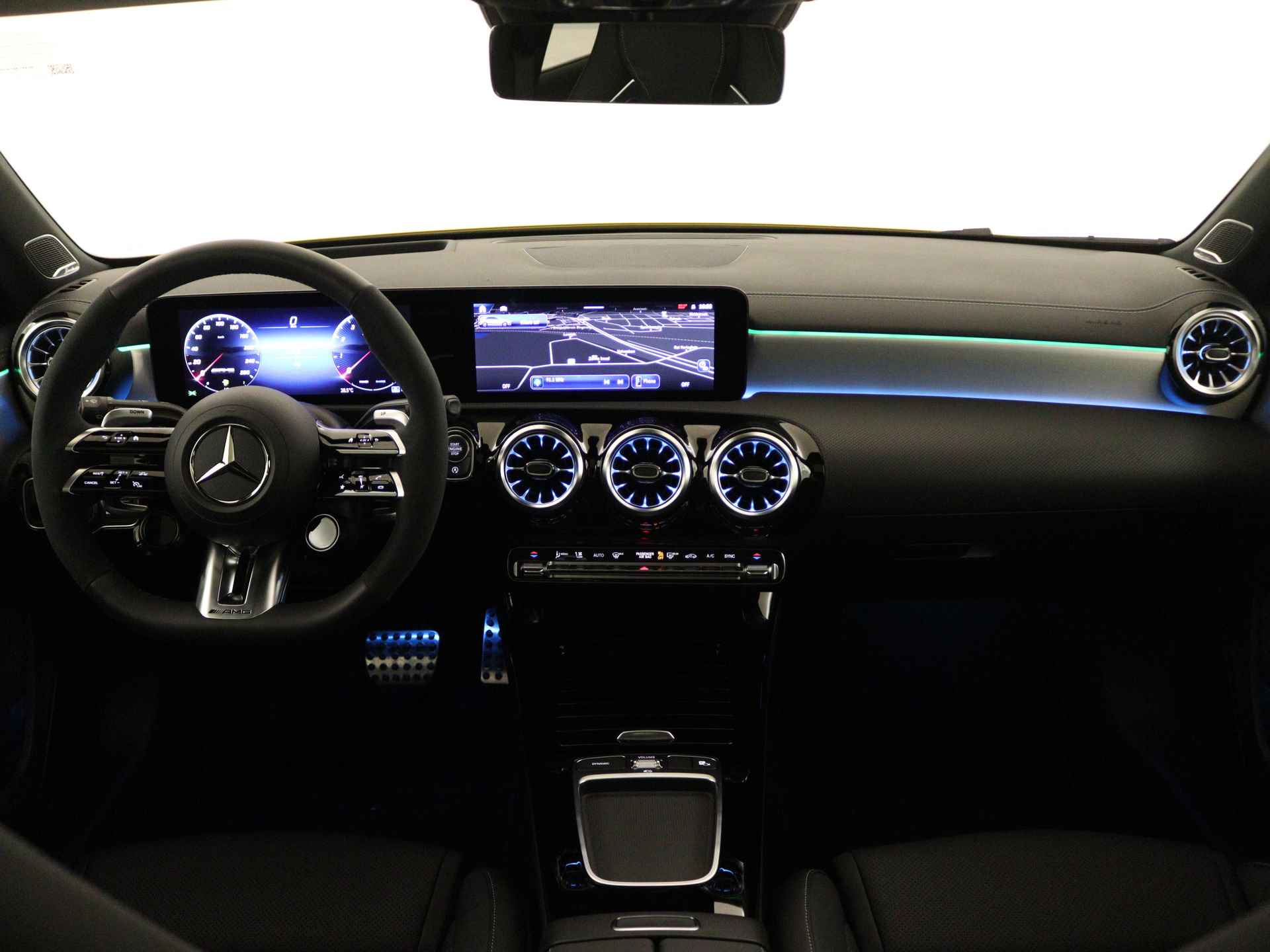 Mercedes-Benz A-Klasse A35 AMG 4MATIC | AMG Nightpakket | Smartphone-integratie | AMG Aerodynamica pakket | Panoramaschuifdak | Burmester surround sound system | Extra USB-poorten | Sfeerverlichting | - 31/40