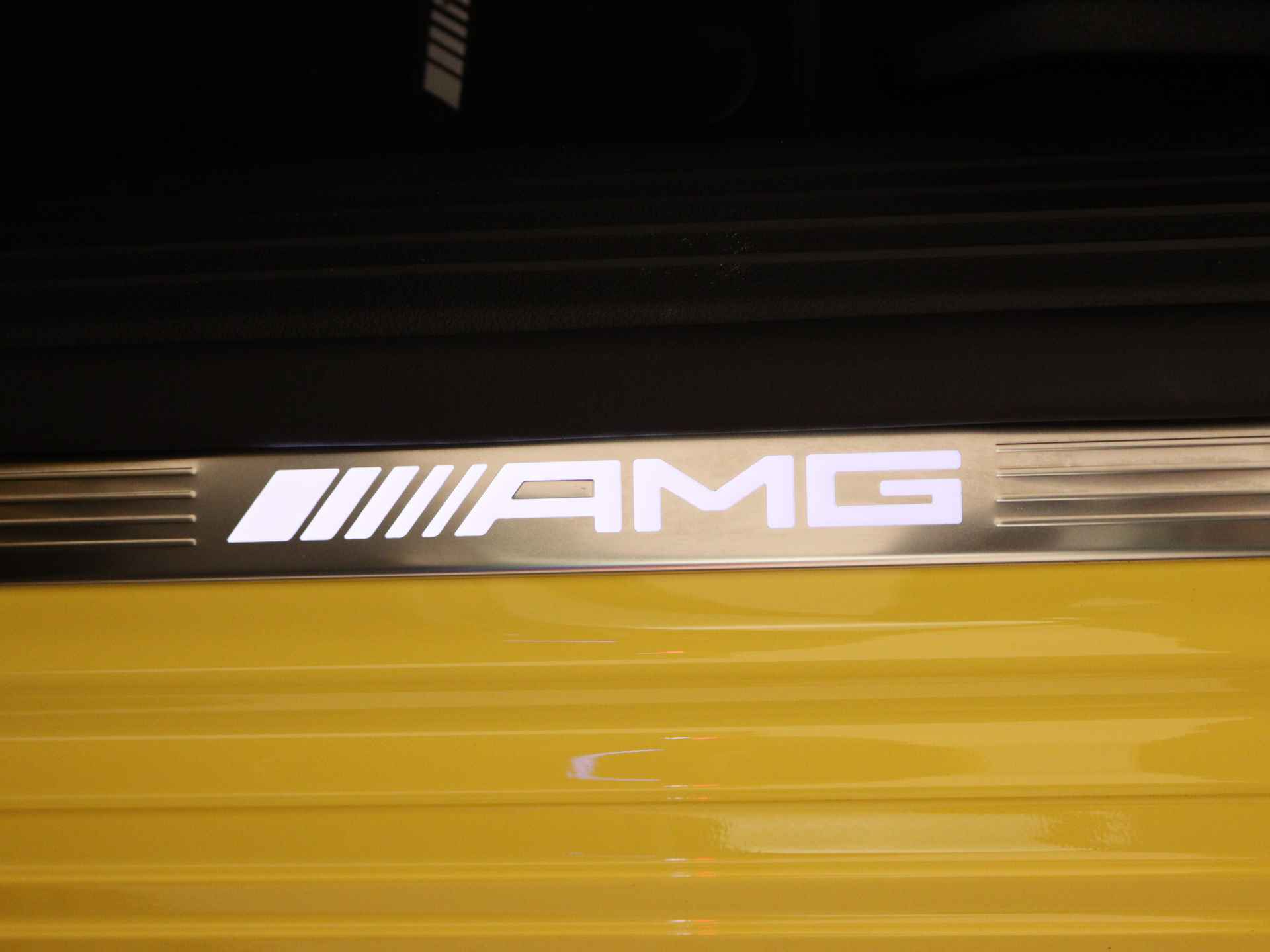 Mercedes-Benz A-Klasse A35 AMG 4MATIC | AMG Nightpakket | Smartphone-integratie | AMG Aerodynamica pakket | Panoramaschuifdak | Burmester surround sound system | Extra USB-poorten | Sfeerverlichting | - 37/40