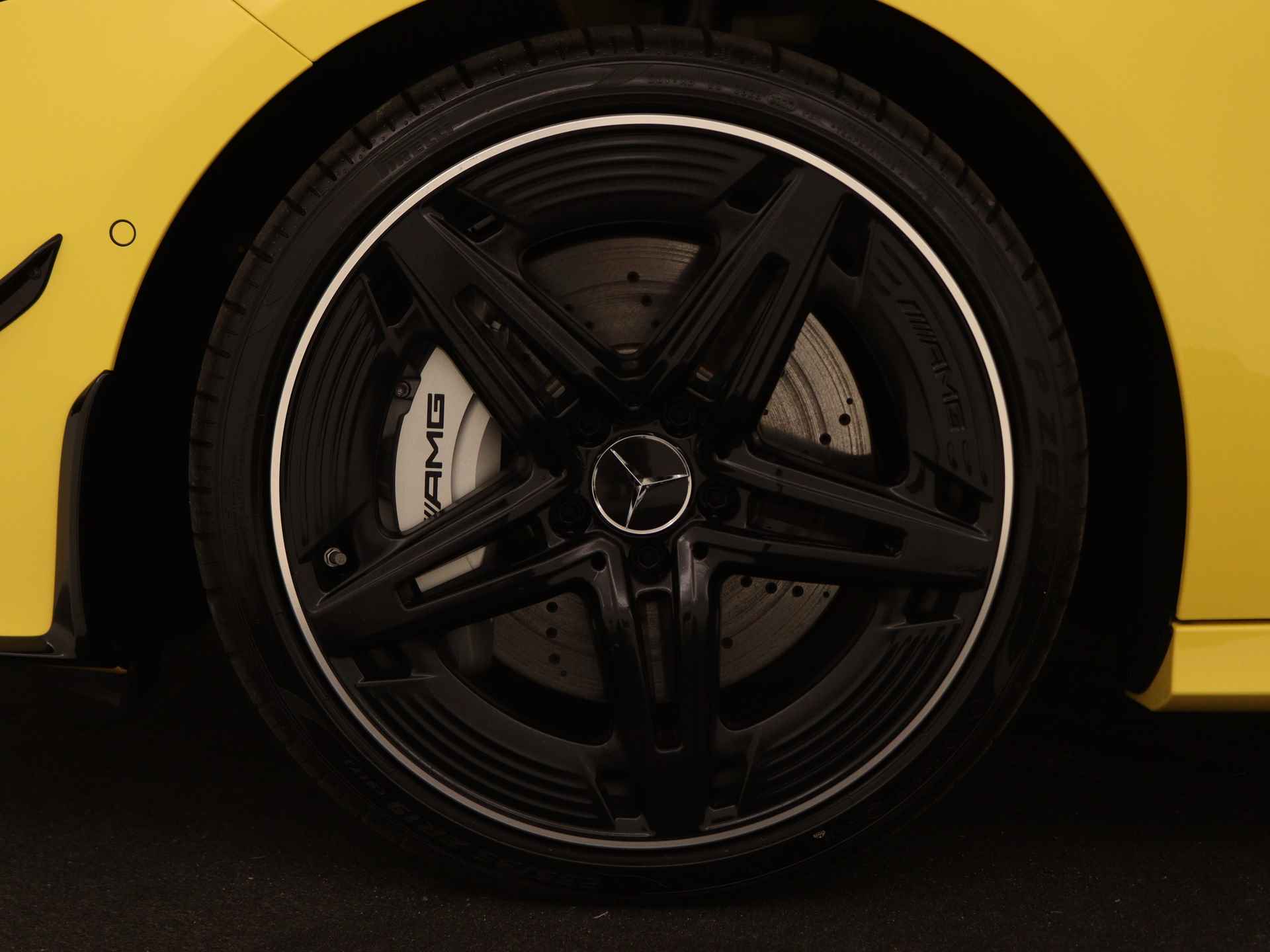 Mercedes-Benz A-Klasse A35 AMG 4MATIC | AMG Nightpakket | Smartphone-integratie | AMG Aerodynamica pakket | Panoramaschuifdak | Burmester surround sound system | Extra USB-poorten | Sfeerverlichting | - 40/40