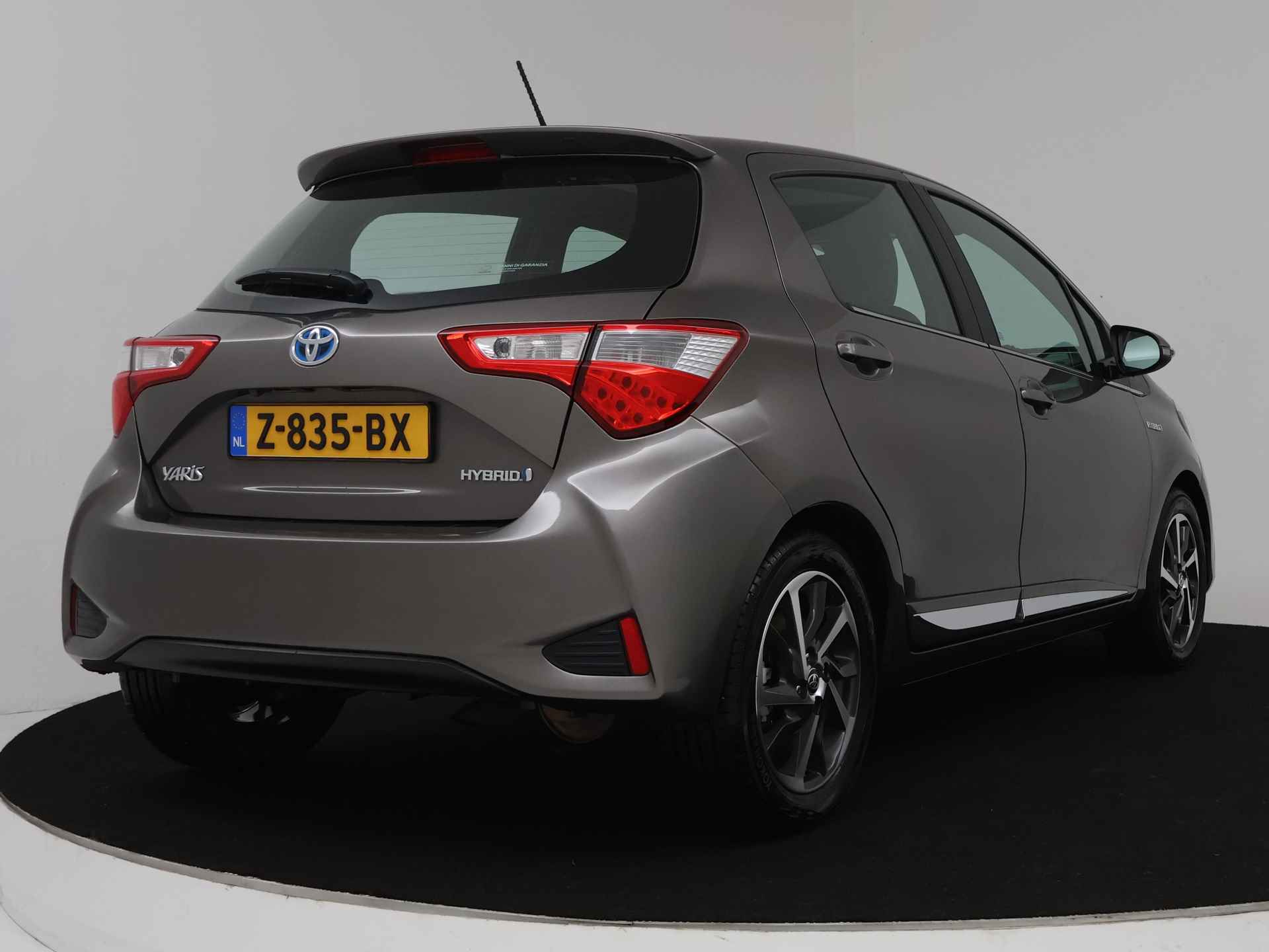 Toyota Yaris 1.5 Hybrid Premium Limited | Camera | Panoramadak | LM velgen | Half leder | - 3/41