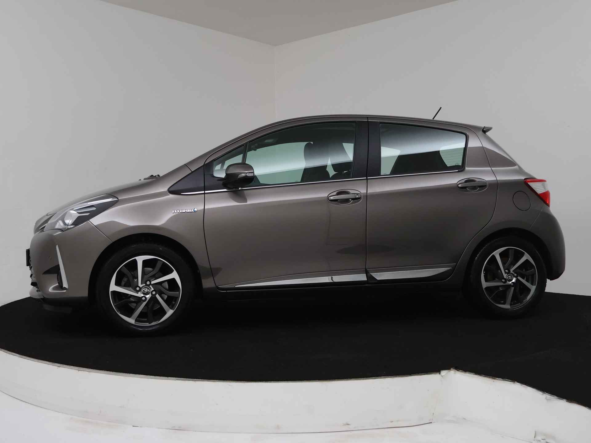 Toyota Yaris 1.5 Hybrid Premium Limited | Camera | Panoramadak | LM velgen | Half leder | - 4/41