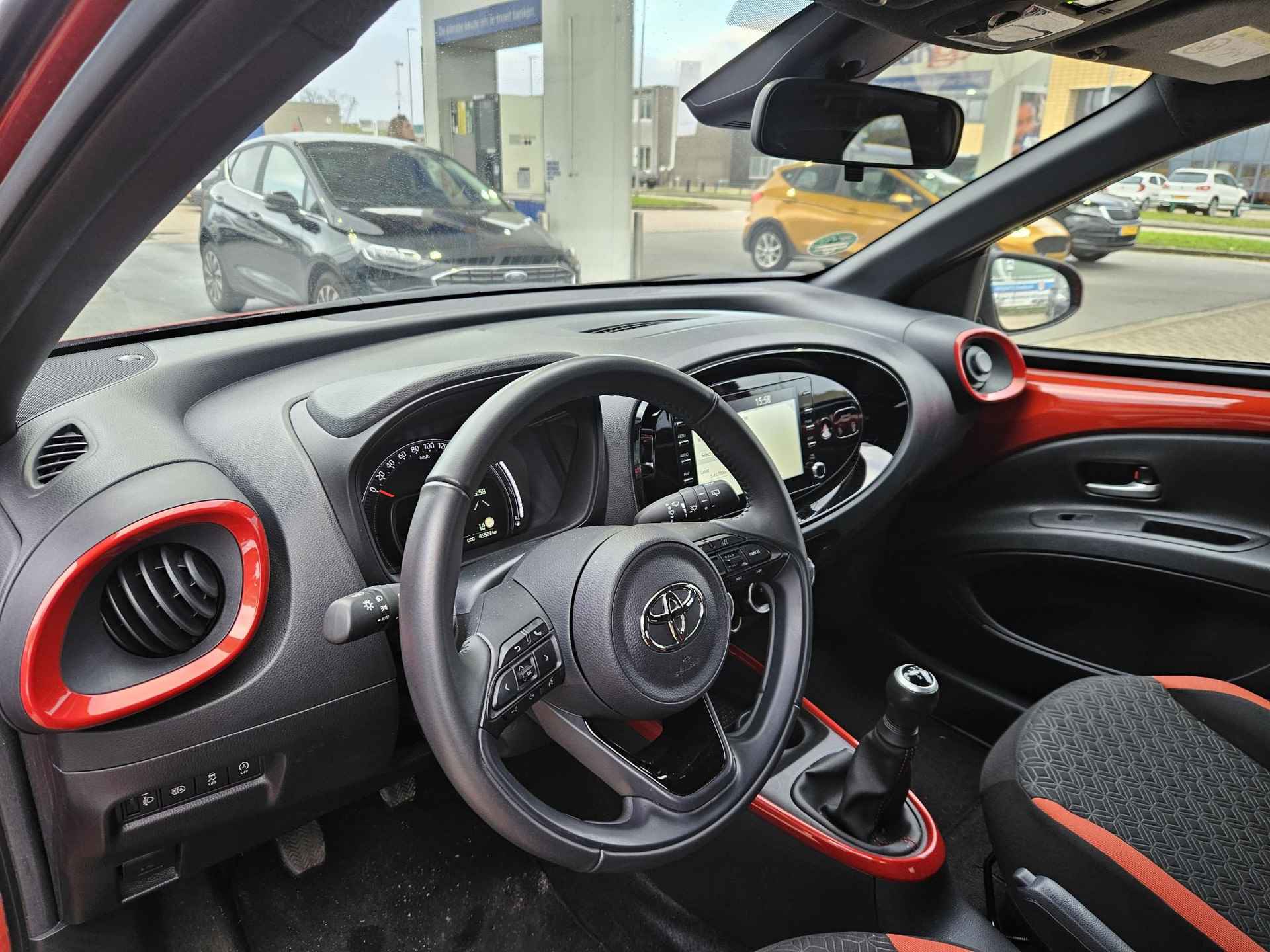 Toyota Aygo X 1.0 VVT-i MT Pulse Navigatie By App | Car play | Camera | Stoelverwarming | Cruise control | LM-Velgen | Electr Ramen ( Vestiging - Vianen Tel: 0347-371248 ) - 3/36