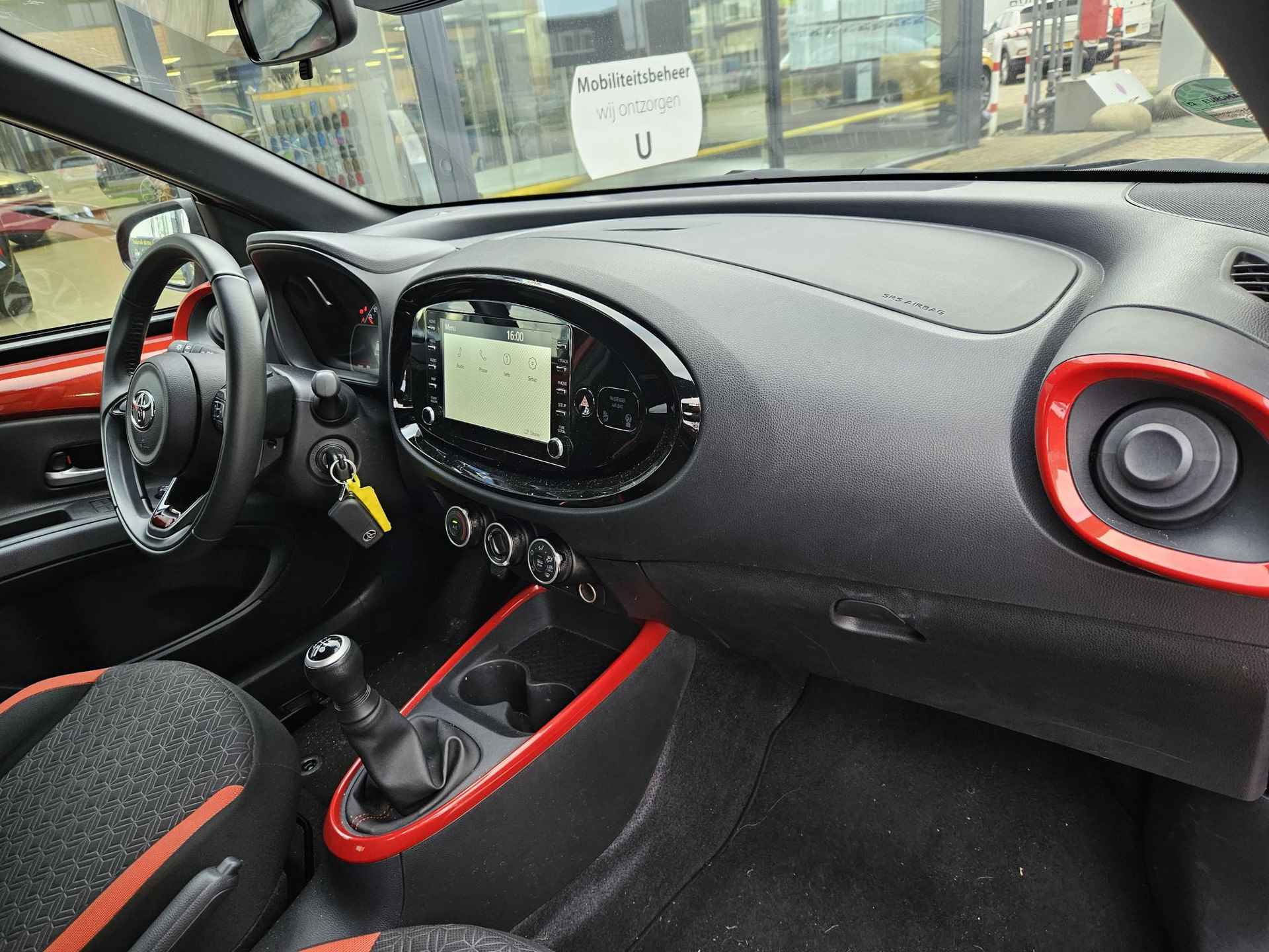 Toyota Aygo X 1.0 VVT-i MT Pulse Navigatie By App | Car play | Camera | Stoelverwarming | Cruise control | LM-Velgen | Electr Ramen ( Vestiging - Vianen Tel: 0347-371248 ) - 16/36