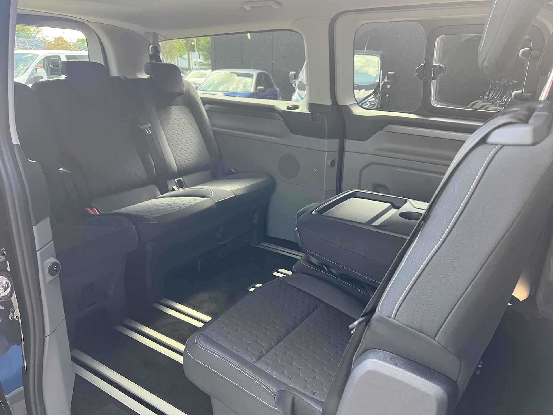 Ford Tourneo Custom 2.5 Plug-in Hybrid 233 PK L2H1 Titanium | 8 Pers. | Adaptive Cruise Control | Soft Close schuifdeuren | BLIS | Zeer luxe | - 4/56