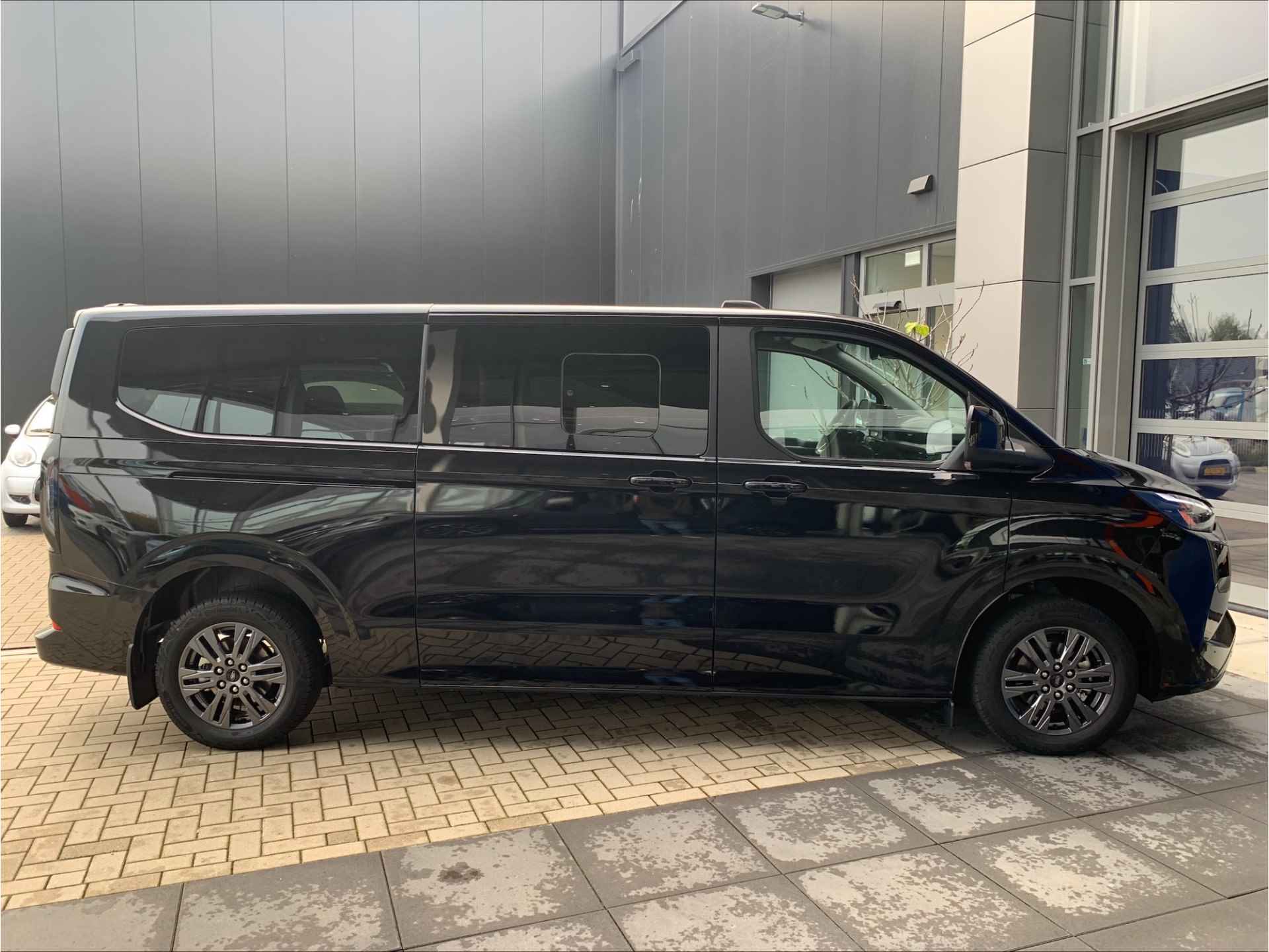 Ford Tourneo Custom 2.5 Plug-in Hybrid 233 PK L2H1 Titanium | 8 Pers. | Adaptive Cruise Control | Soft Close schuifdeuren | BLIS | Zeer luxe | - 8/56