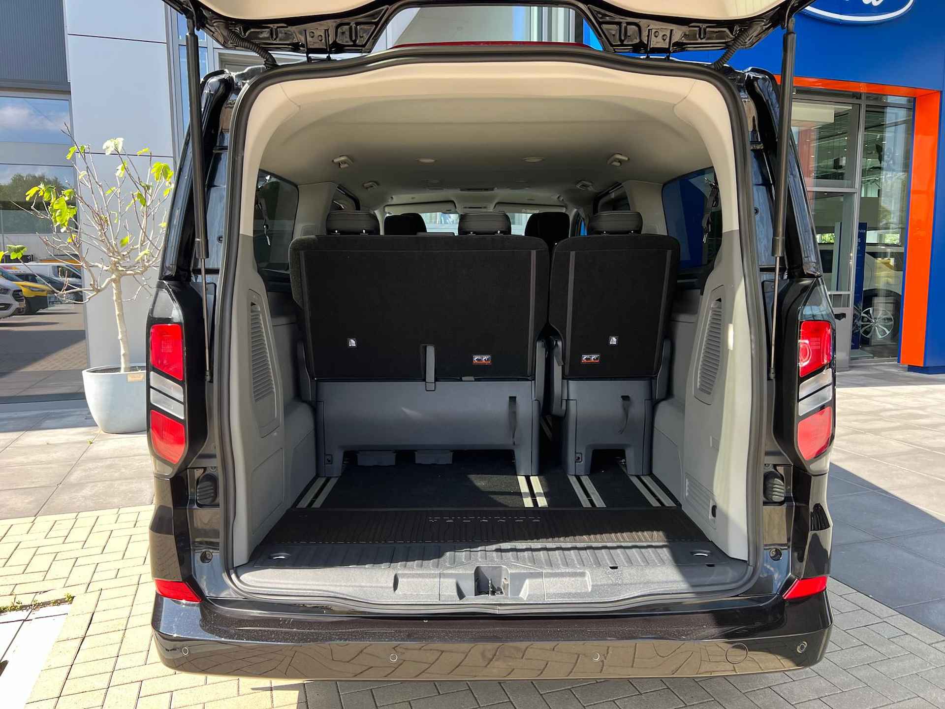 Ford Tourneo Custom 2.5 Plug-in Hybrid 233 PK L2H1 Titanium | 8 Pers. | Adaptive Cruise Control | Soft Close schuifdeuren | BLIS | Zeer luxe | - 50/56