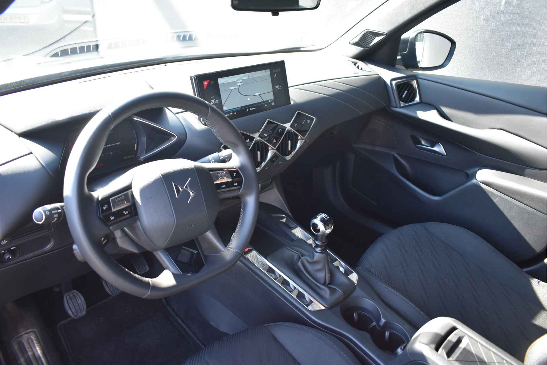 DS DS 3 1.2 PureTech Montmartre | Navigatie 3D | AllSeason | Parkeersensoren | Keyless-Start | Apple Carplay | Android Auto | !! - 7/49