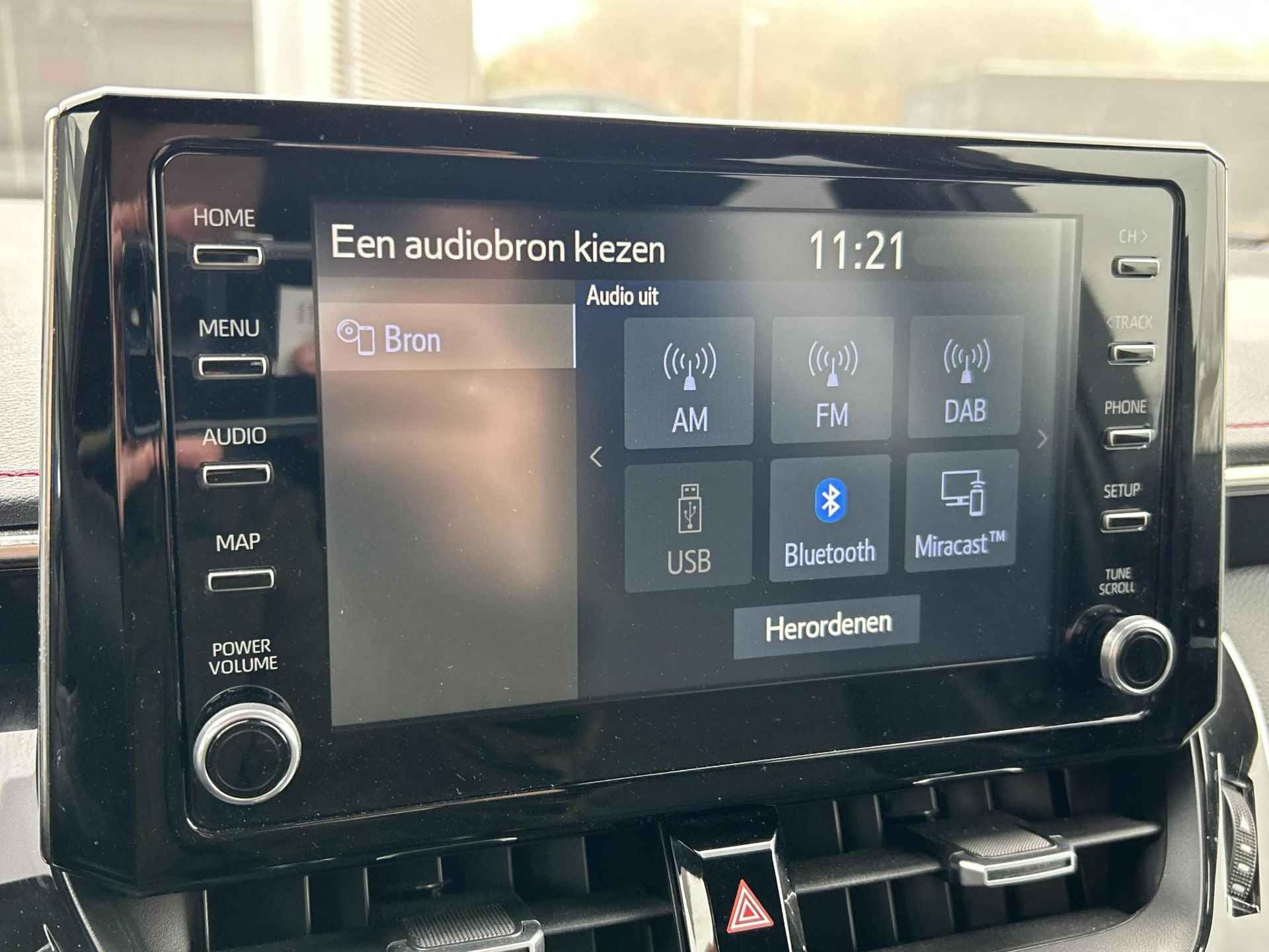 Toyota Corolla 2.0 Hybrid Executive Bi-Tone **APPLE CARPLAY/ DRAADLOOS OPLADEN/ 36 MAANDEN GARANTIE** - 12/33