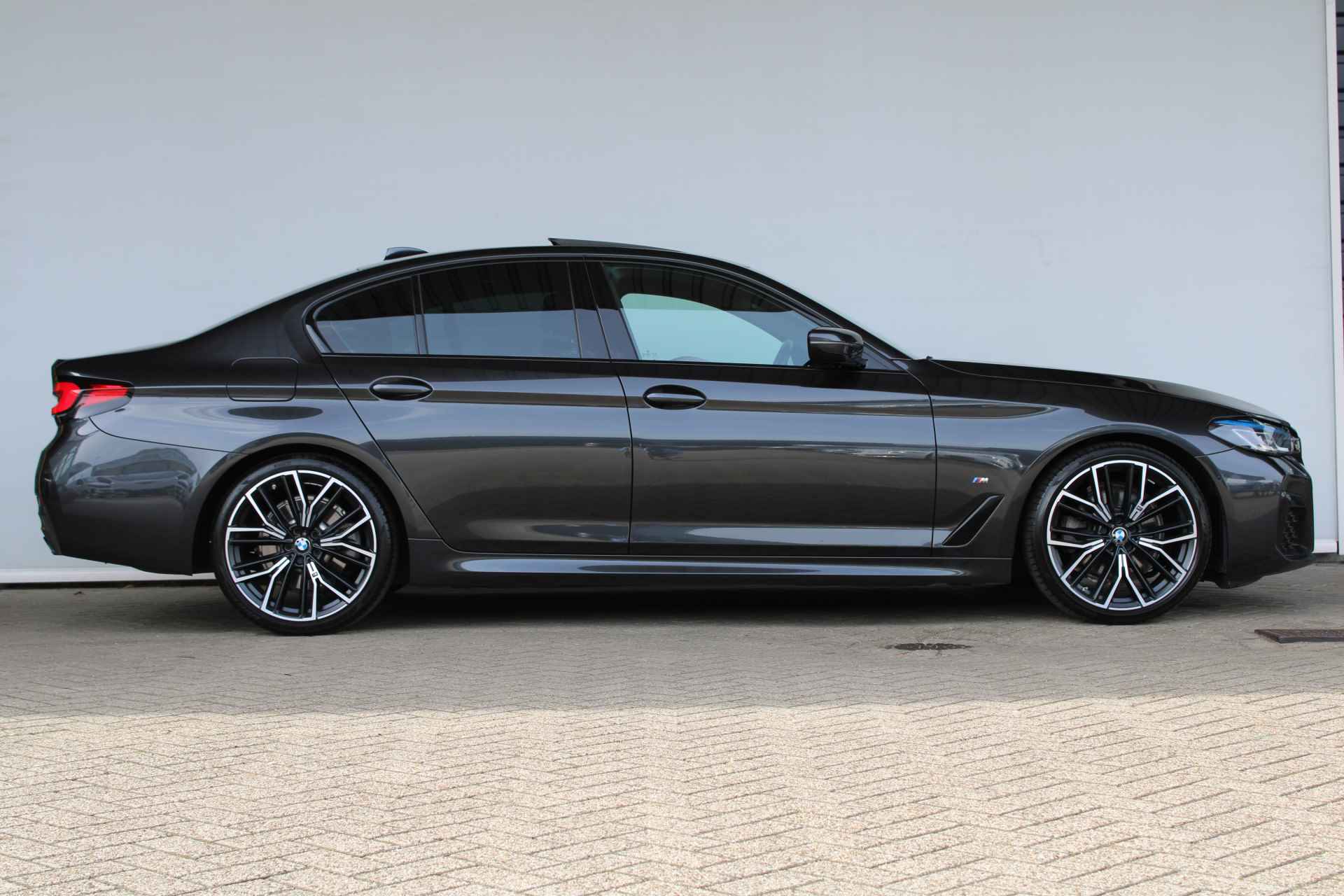 BMW 5 Serie 520i Business Edition Plus LASER /M-PAKKET/ LEER / SCHUIFDAK/ 19INCH/ ELEKTR STOELEN /BOMVOL !! - 9/39